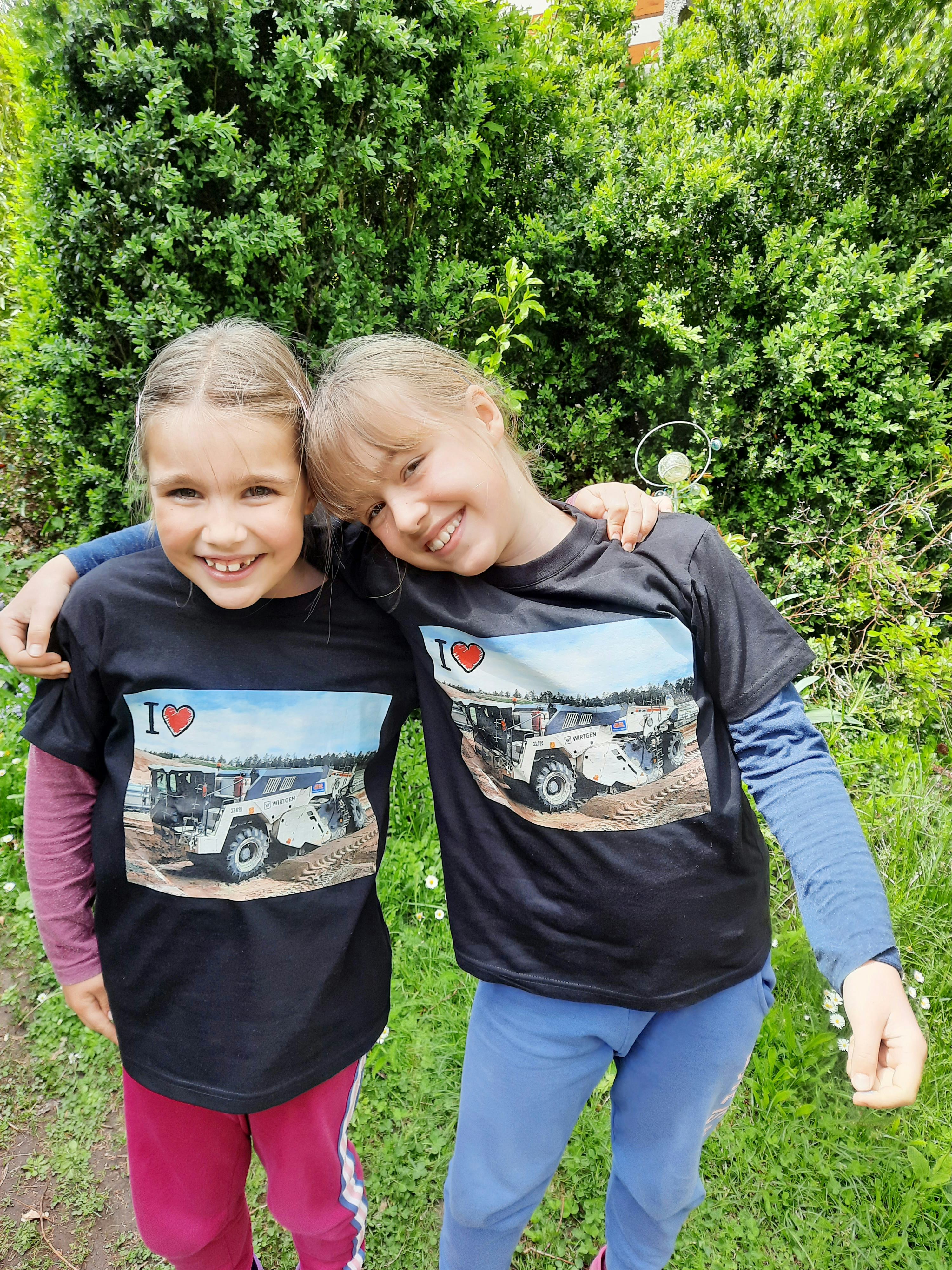Die beiden Mädchen Laura und Luisa mit eigenen JR Fanshirts und dem WR240i