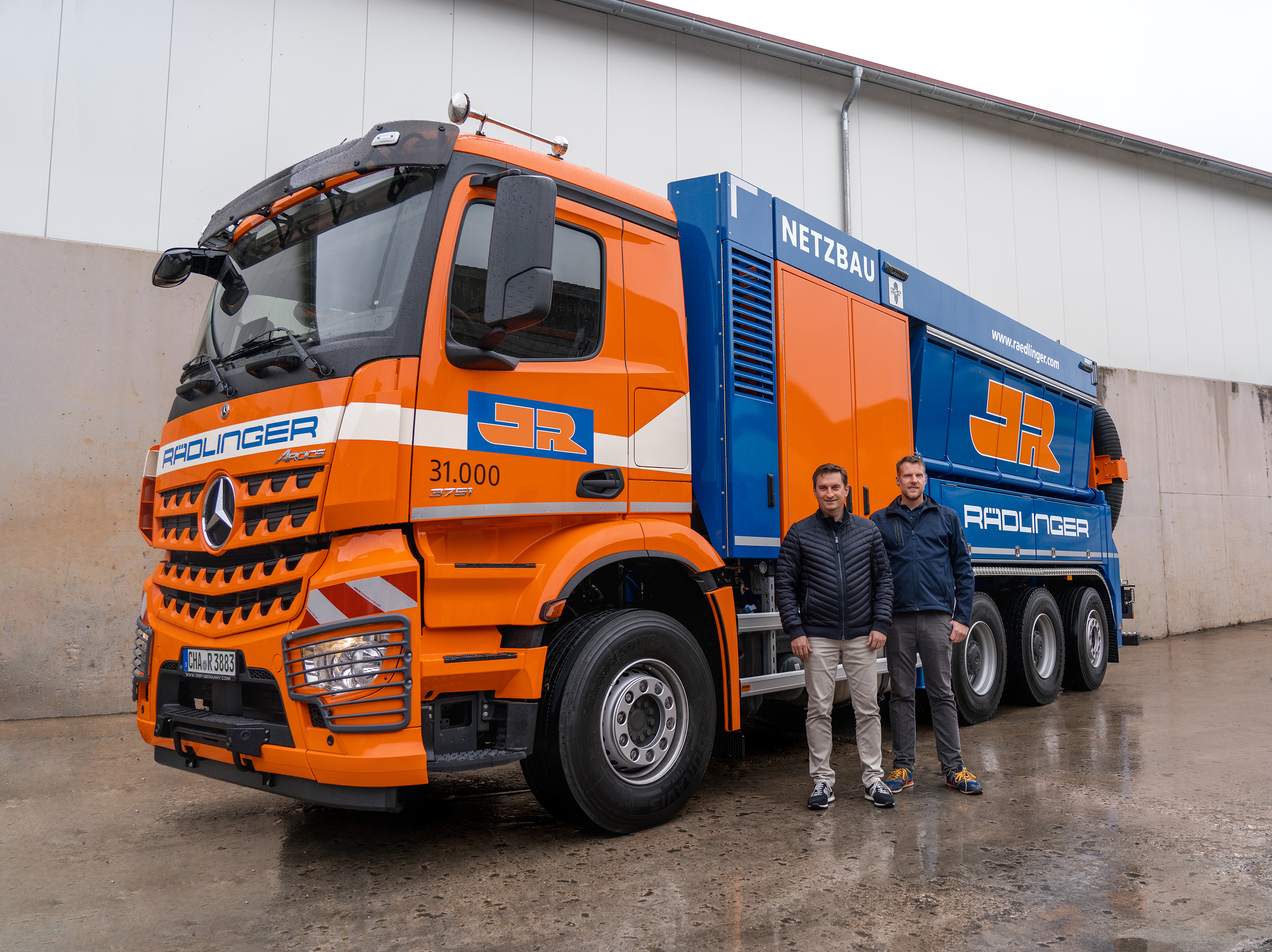 Leiter des JR Netzbaus Andreas Schönberger und Bauleiter Matthias Kirchberger stehen vor dem Saugbagger