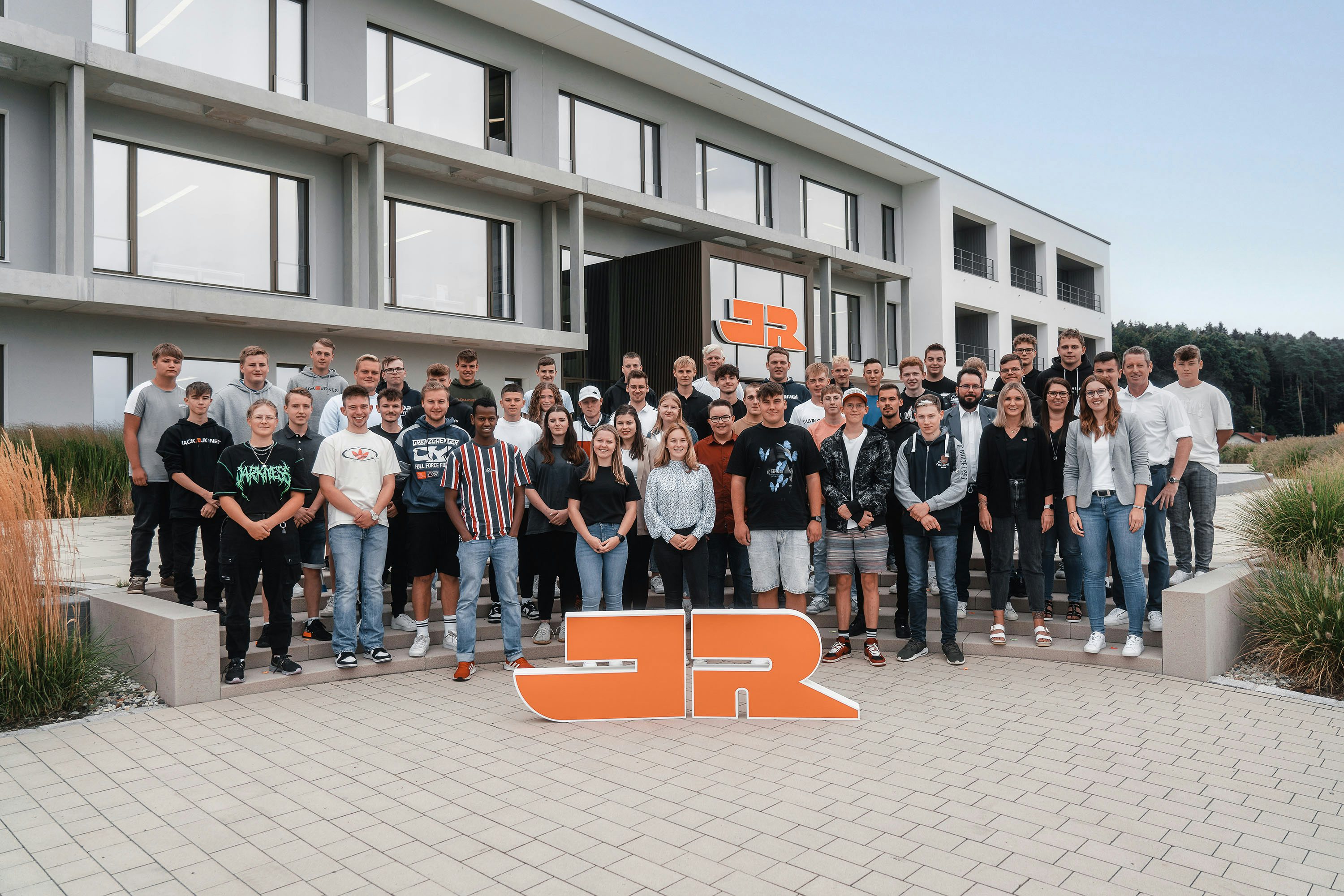 Ausbildungsstart 2022: An den vier Niederlassungen der Josef Rädlinger Unternehmensgruppe starteten insgesamt 48 Azubis ihre Ausbildung.