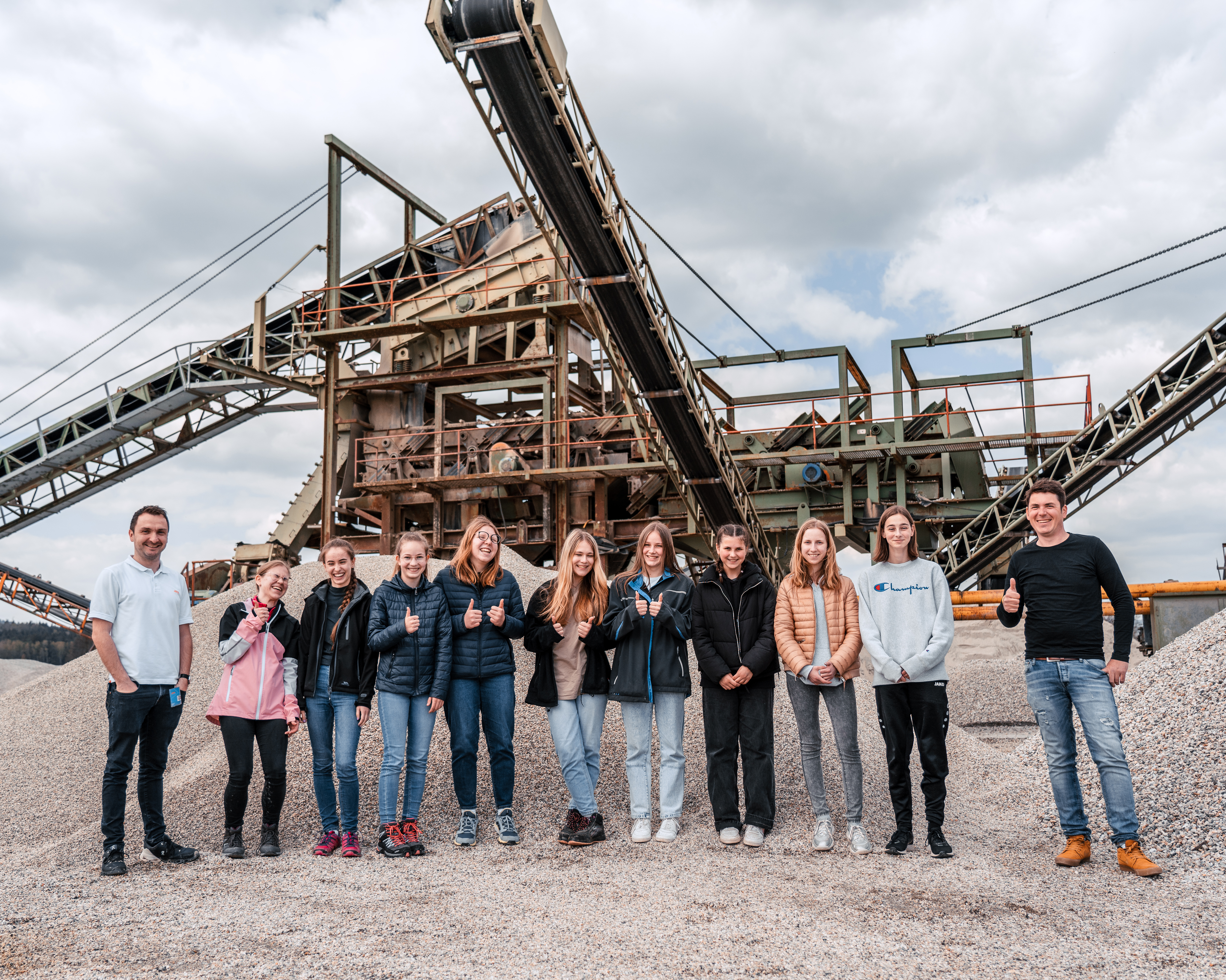 Gruppenfoto vor Brecher und Siebanlage in der Kiesgrube Neumühlen
