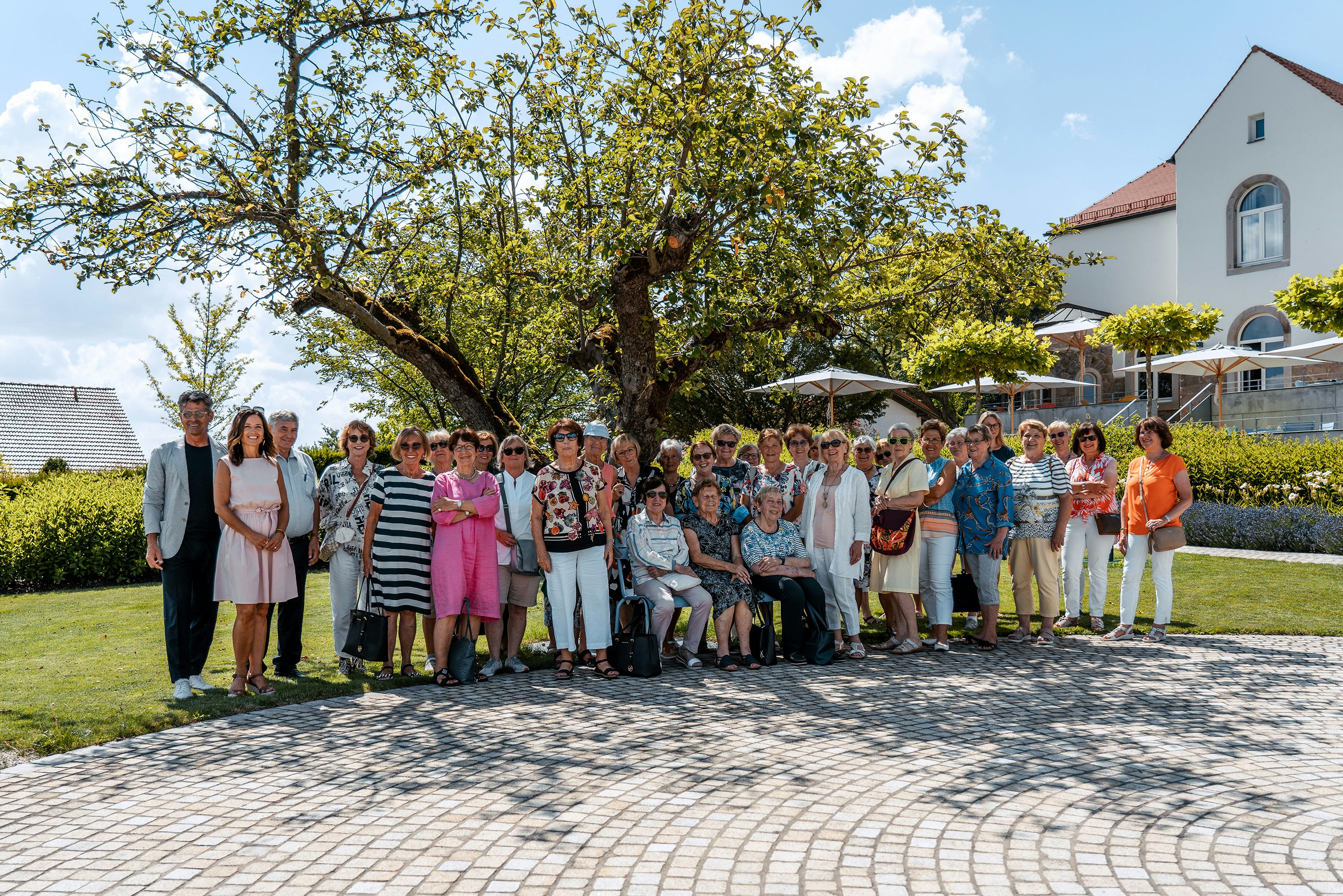 30 Mitgliederinnen der CSU Frauenunion Cham beim Gruppenfoto im Firmengarten der Josef Rädlinger Unternehmensgruppe