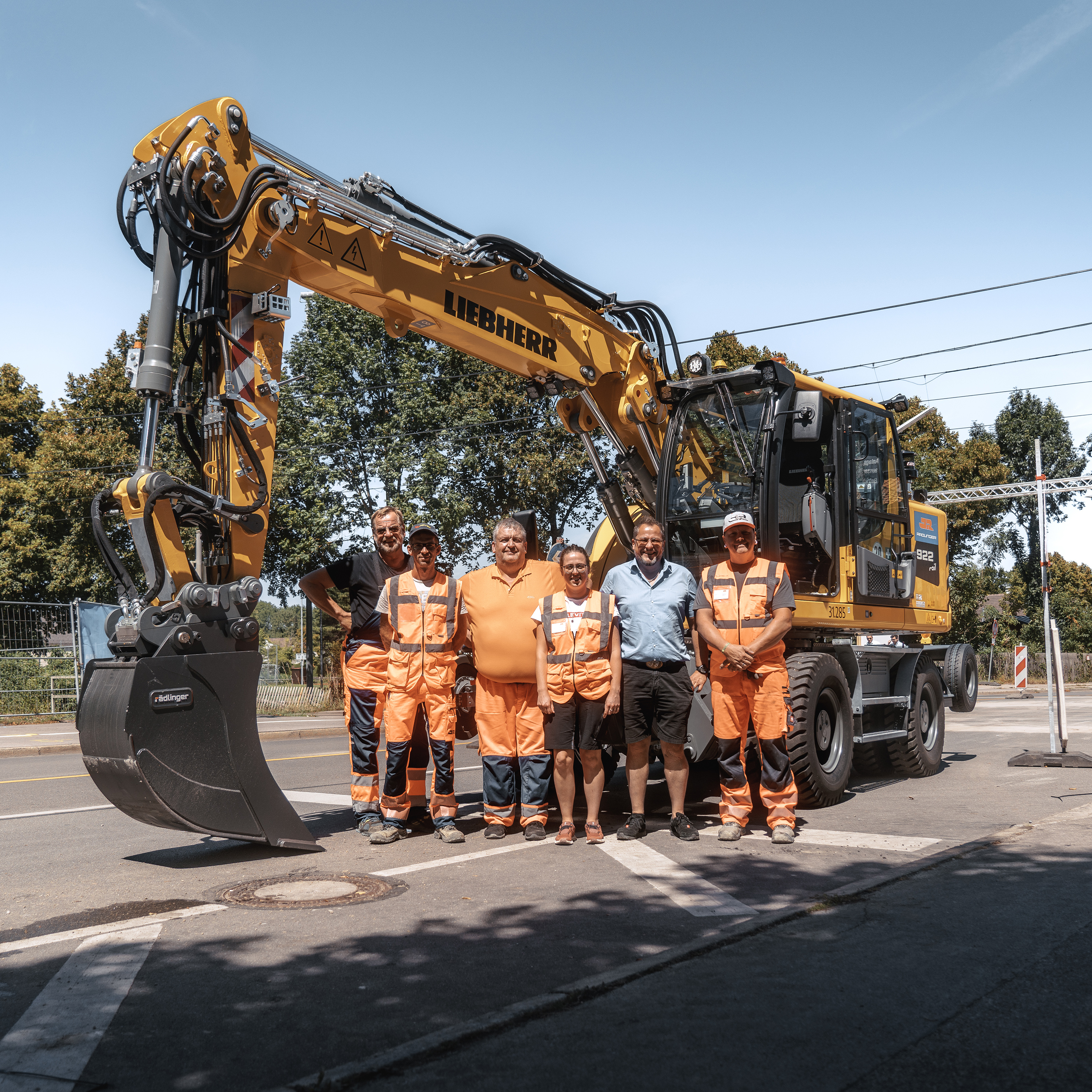 Offizielle Übergabe des Zweiwegebaggers an den Maschinisten auf der Bahnbau-Baustelle in München-Grünwald