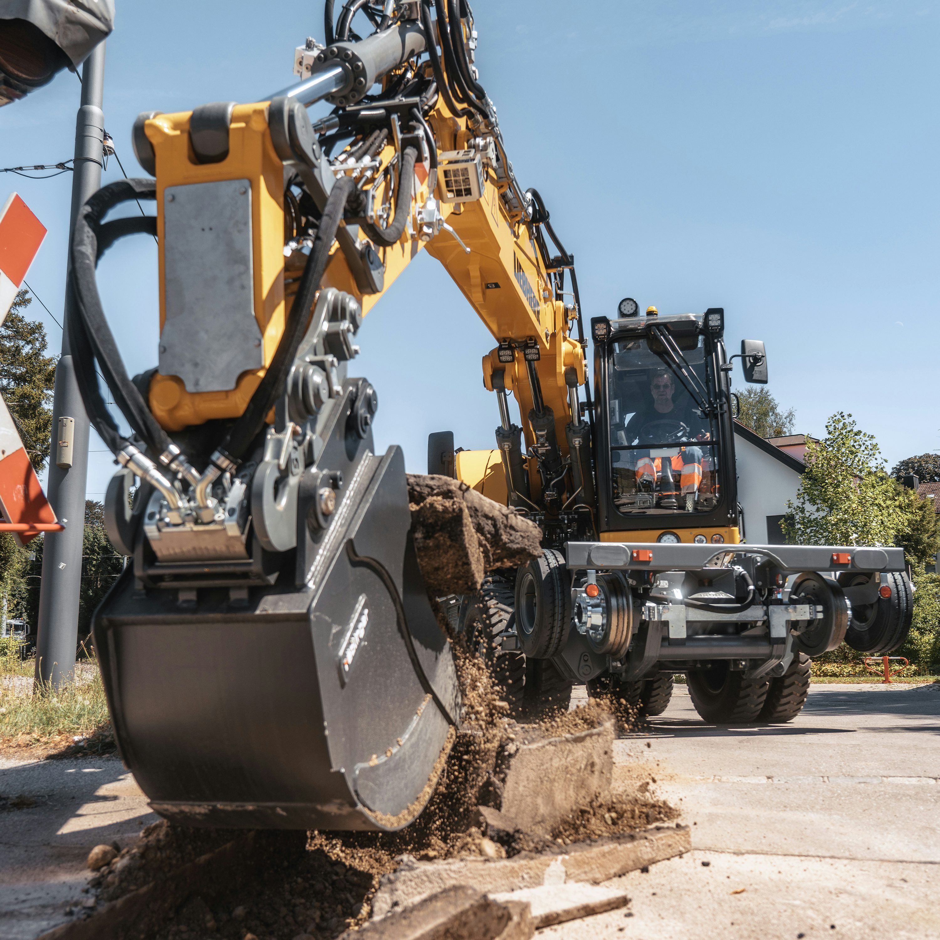 Zweiwegebagger bei Baggerarbeiten auf der Straße