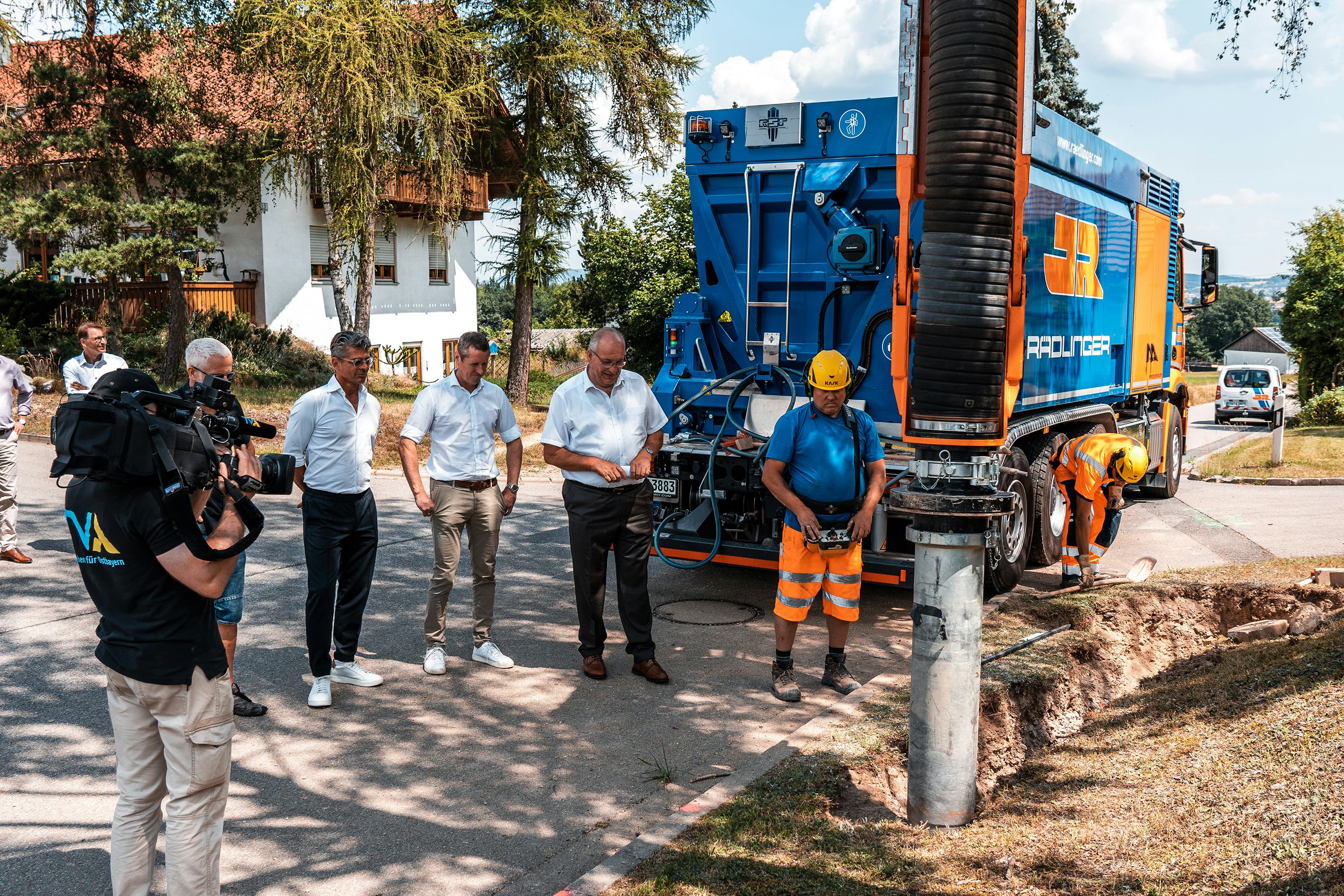 Glasfaserausbau Landkreis Cham: Saugbagger legt Graben neben Straße frei