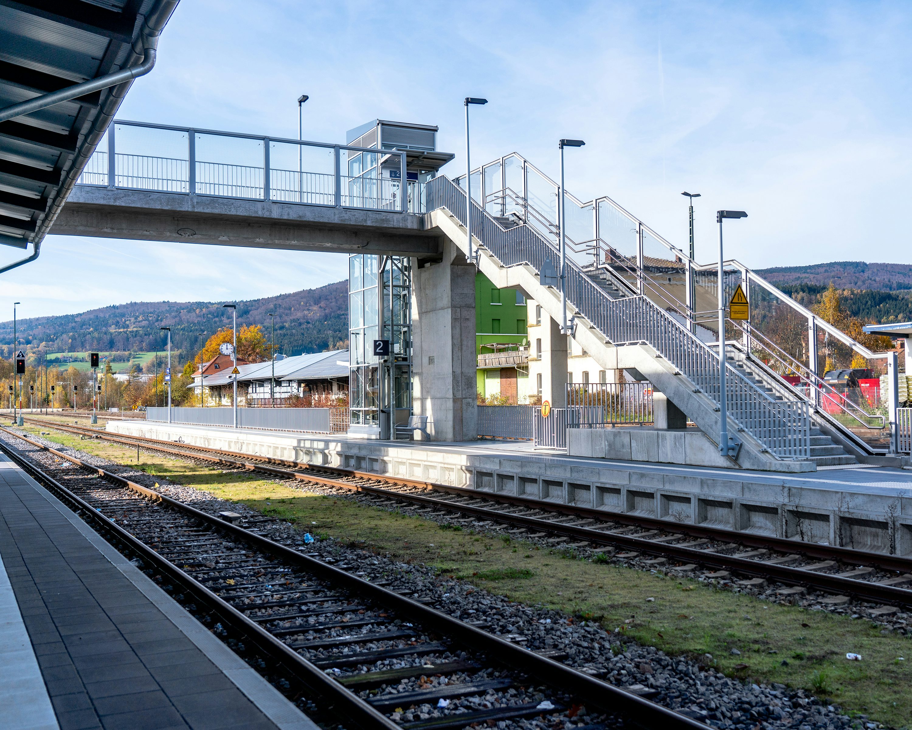 Der barrierefreie Bahnhof Furth im Wald mit Bahnsteigüberführung und Gleisen im Überblick