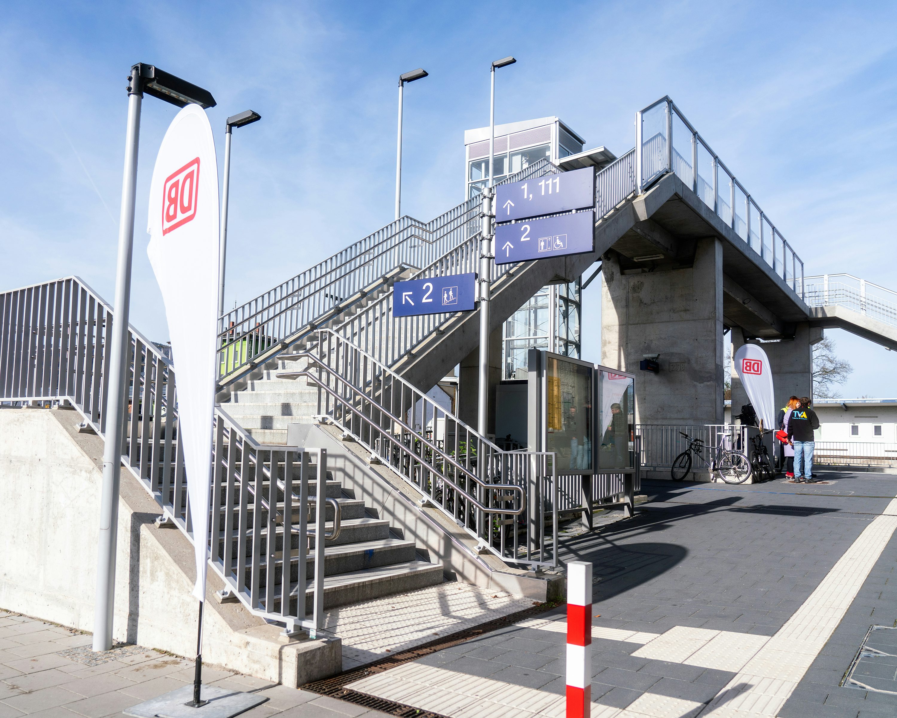 Bahnsteigüberführung zu den Gleisen 2, 1 und 11, die per Treppe und Aufzug erreichbar sind