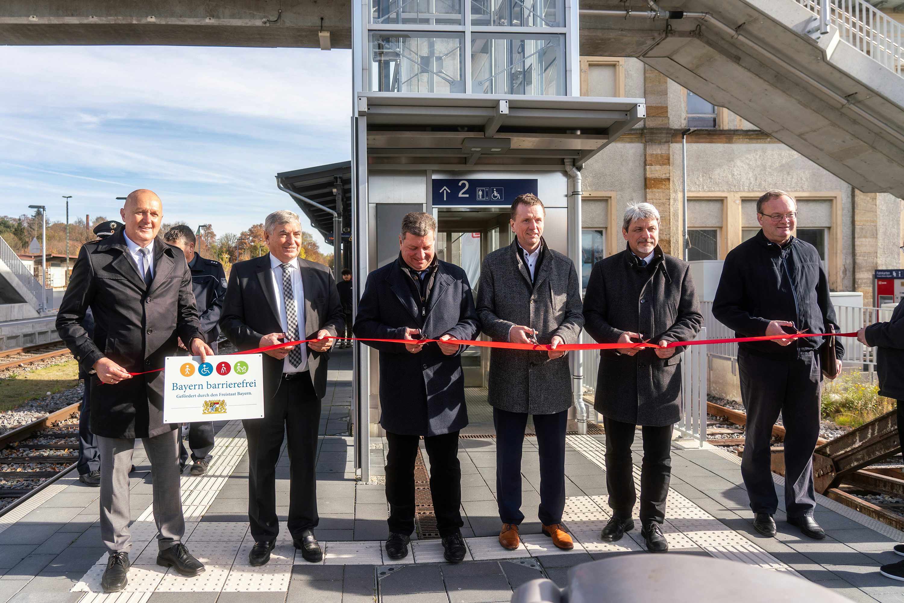 Feierliche Inbetriebnahme des barrierefreien Bahnhofs Furth im Wald: Der bayerische Verkehrsminister Christian Bernreiter, der erste Bürgermeister der Stadt Furth im Wald Sandro Bauer und der Konzernbevollmächtigte der Deutschen Bahn Klaus-Dieter Josel schneiden symbolisch das rote Band durch