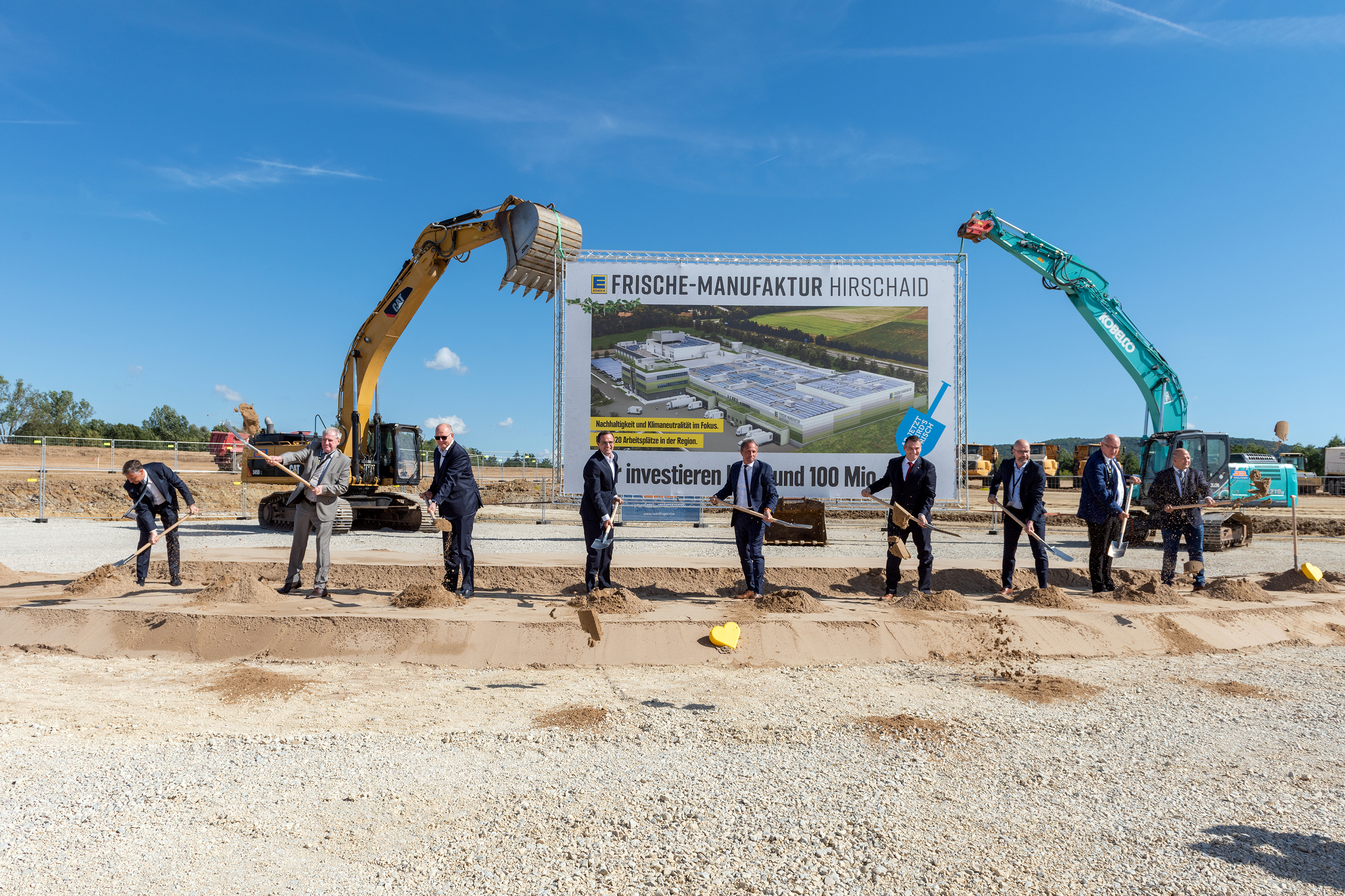 Der Bayerische Umweltminister Thorsten Glauber mit EDEKA Vorstand und Aufsichtsrat sowie Vertretern der Landespolitik und externen Partnern beim Spatenstich