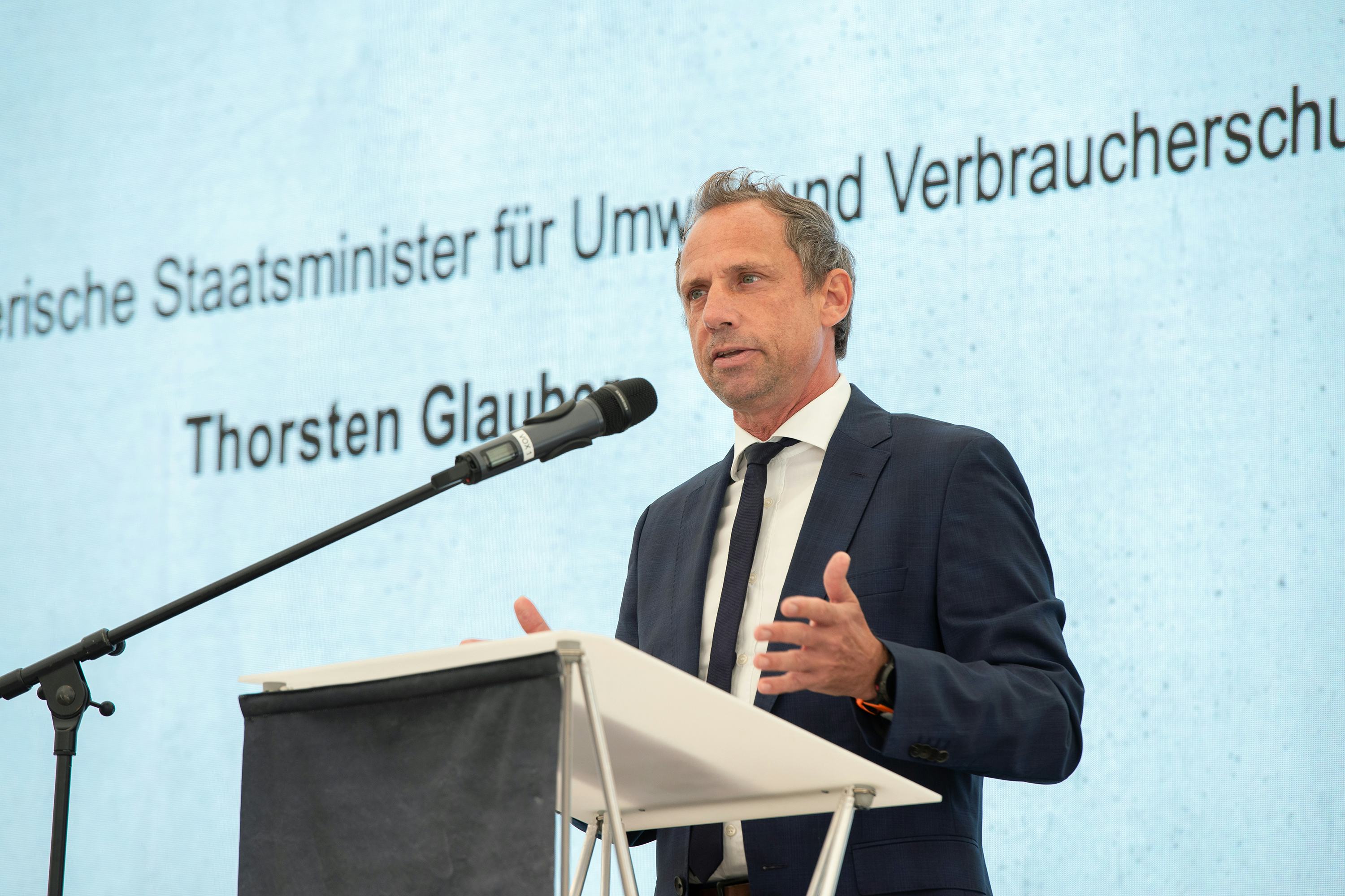 Spatenstich EDEKA Frische-Manufaktur Hirschaid: Bayerischer Umweltminister Thorsten Glauber bei seiner Ansprache