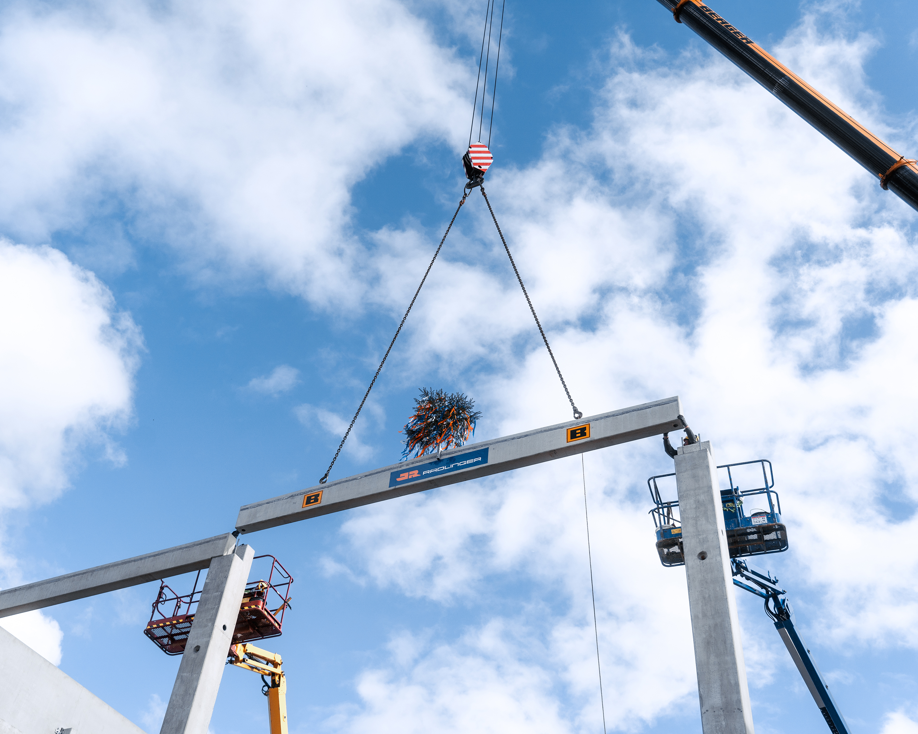 Einhub des finalen Giebelbinders mit geschmücktem Richtbaum