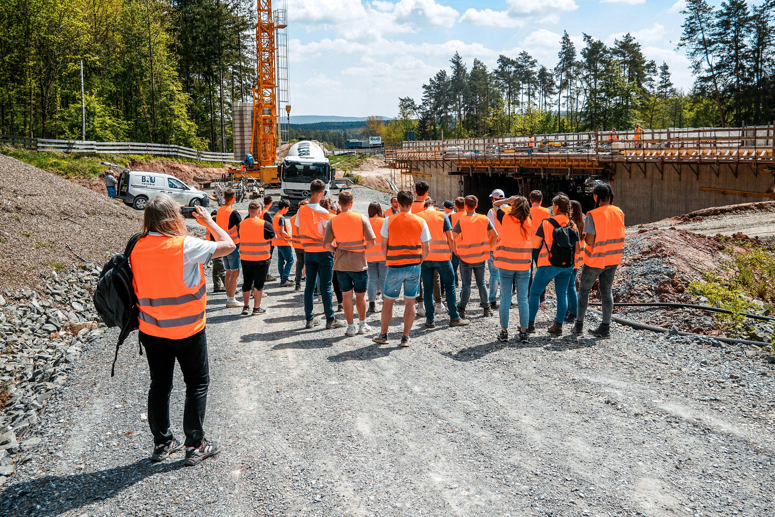Baustelle A70 bei Thurnau: Studenten besichtigen Brückenbauwerk