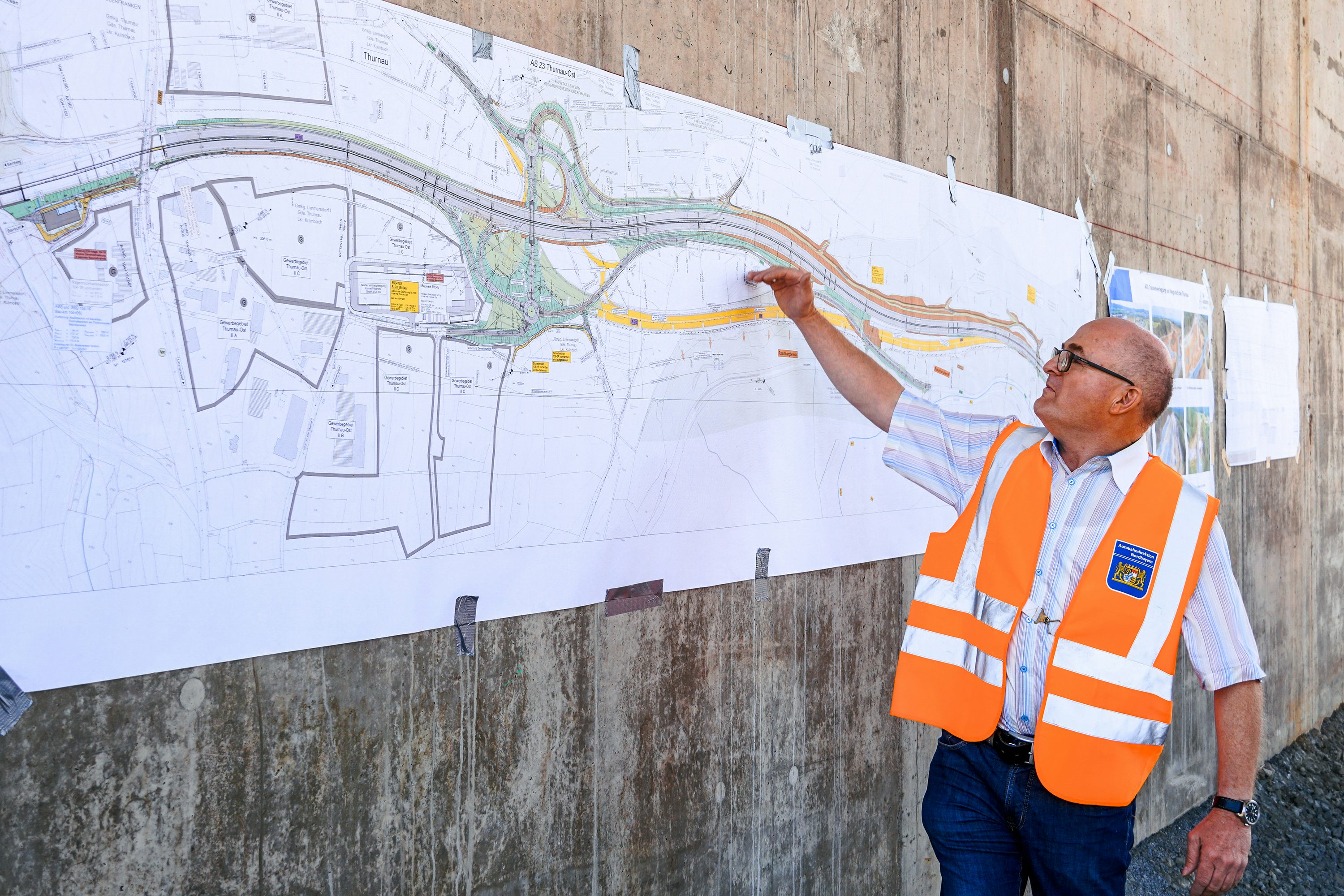 Bauleiter zeigt Studenten den Bauplan der A70 bei Thurnau