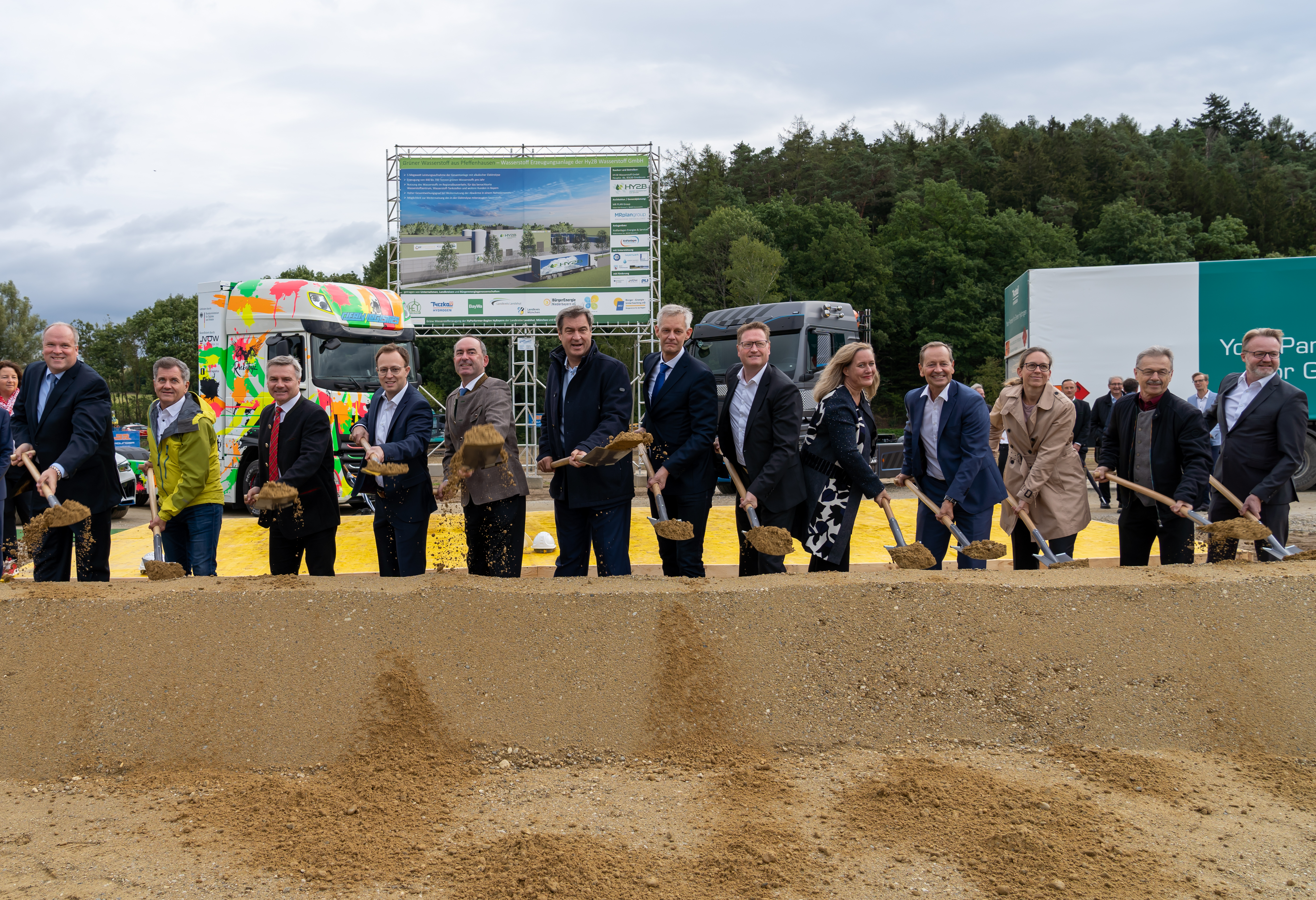 Der Spatenstich zum Elektrolyseur in Pfeffenhausen mit Ministerpräsident Markus Söder und Wirtschaftsminister Hubert Aiwanger.