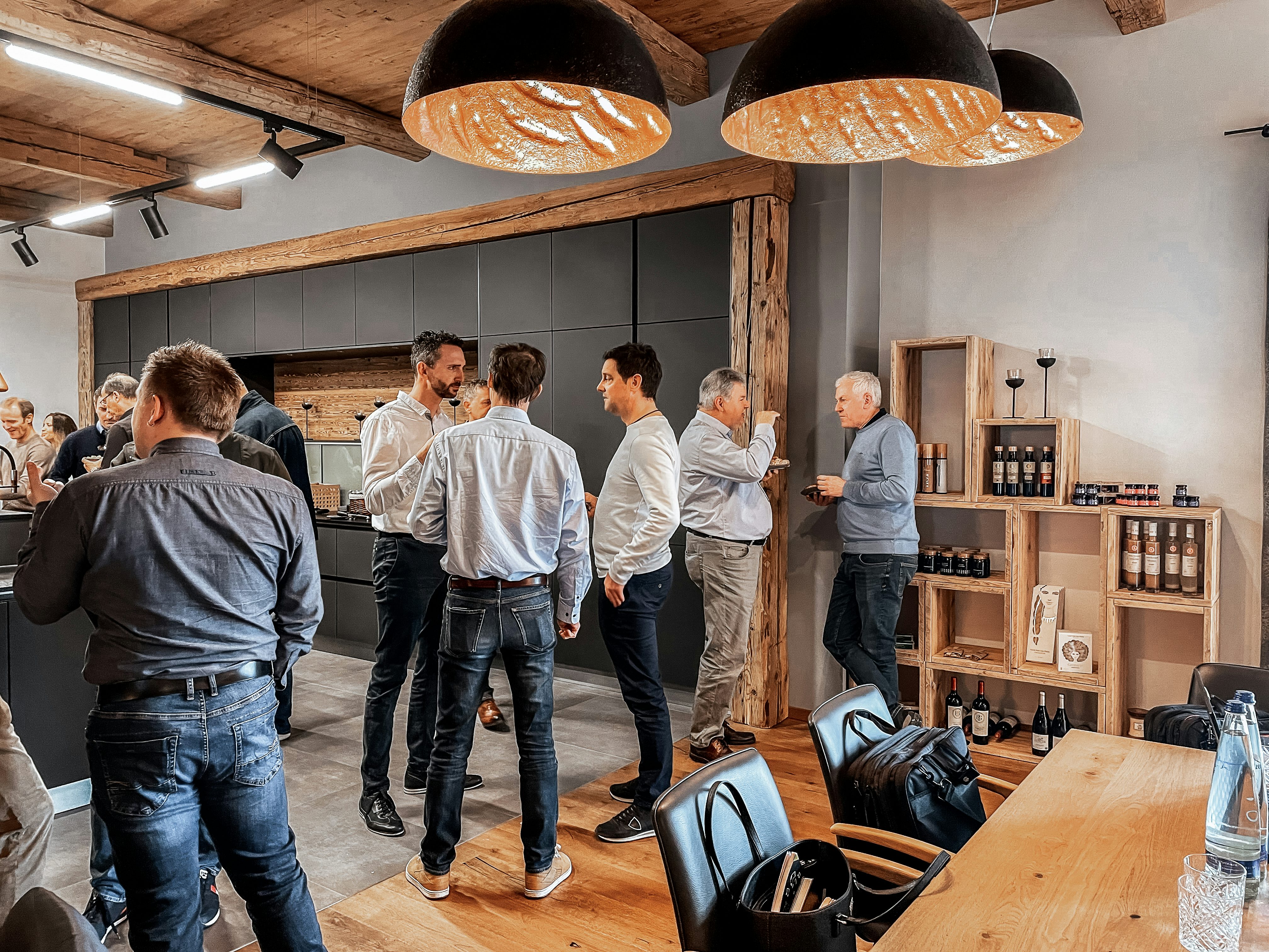 Führungskräfte unterhalten sich im Stehen