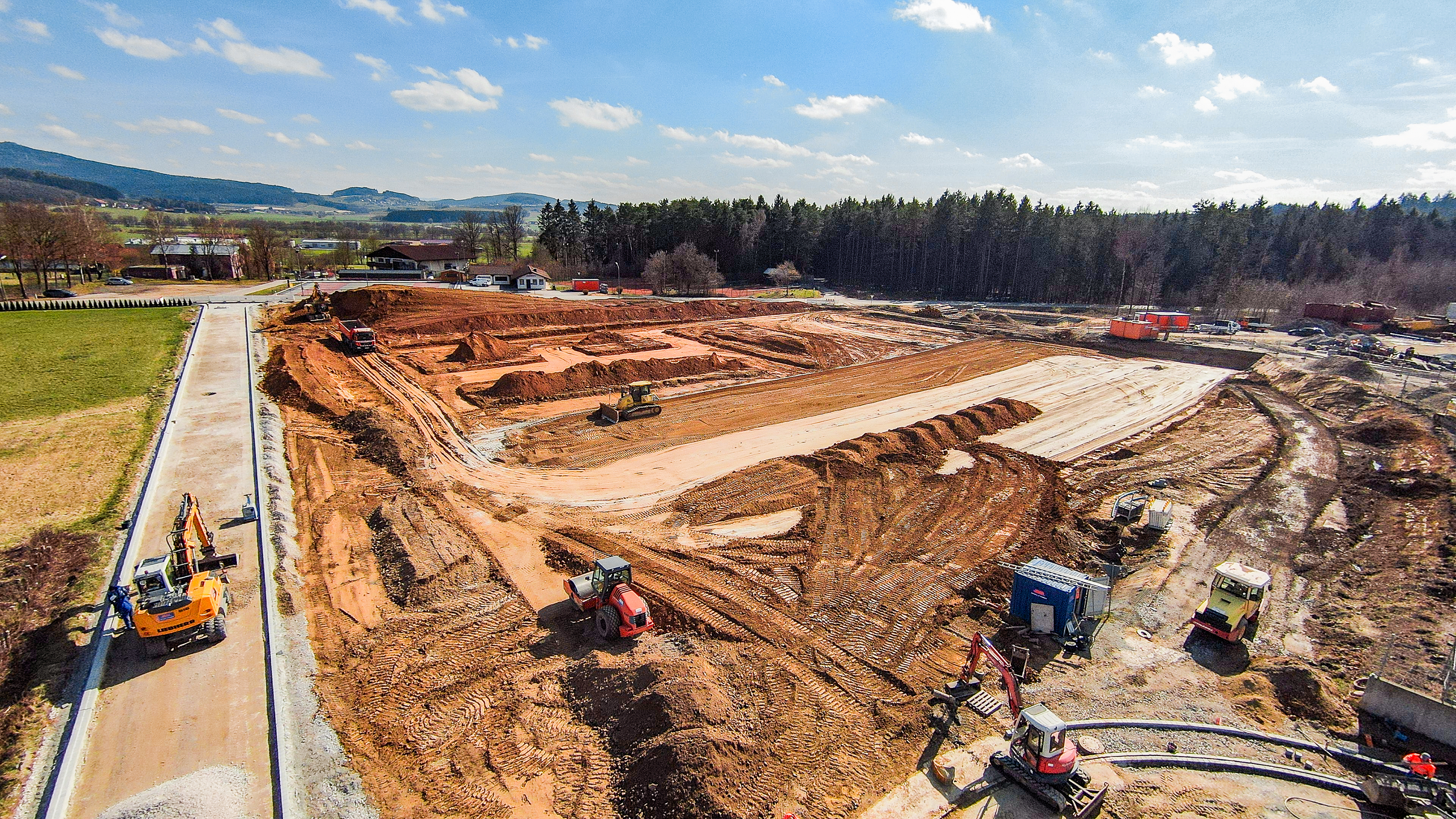 Luftaufnahme der Erdarbeiten für neues Logistikzentrum, links im Bild die neue Zufahrtsstraße zum Firmengelände
