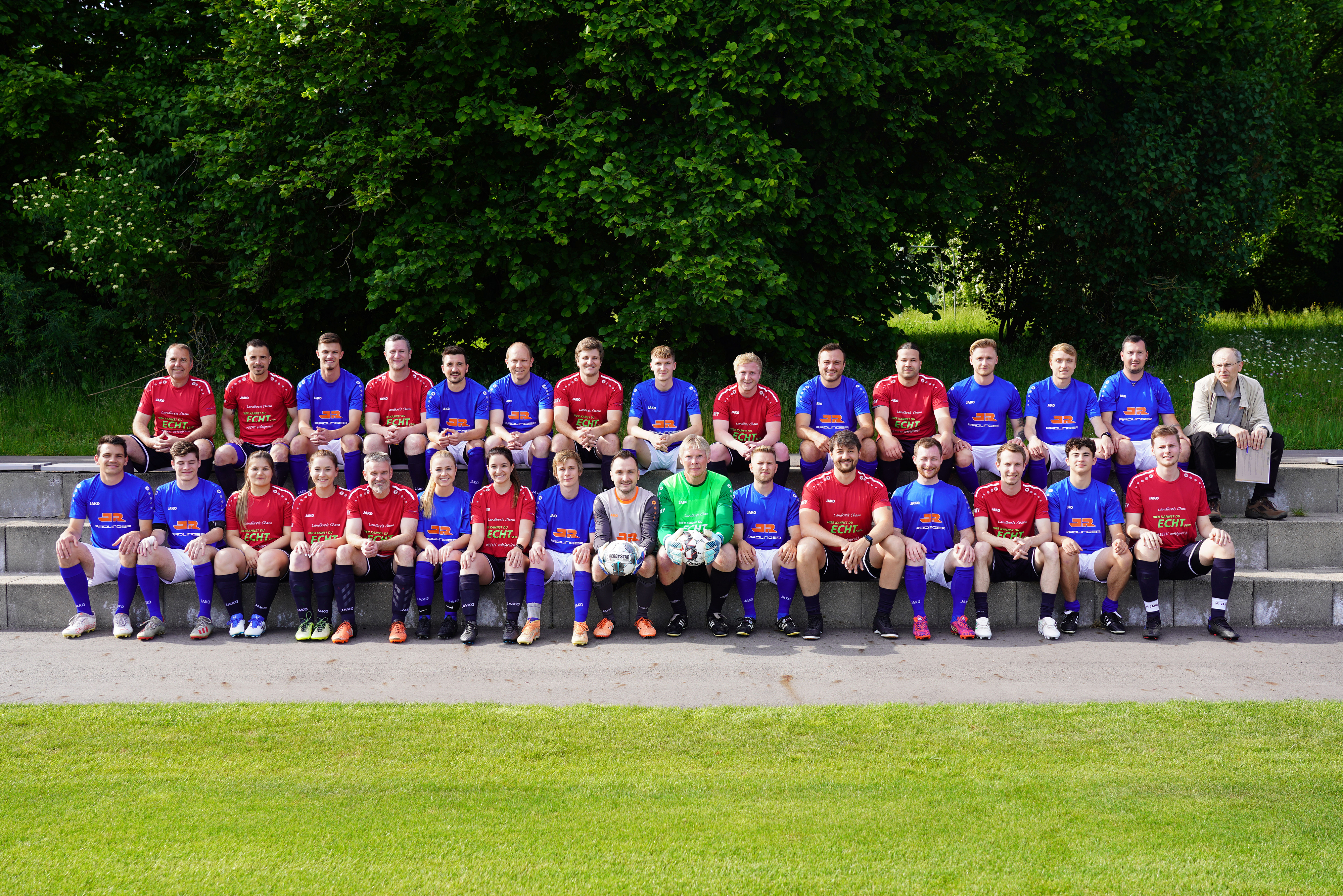 Gruppenfoto der beiden Mannschaften beim Fußballspiel zwischen Josef Rädlinger Unternehmensgruppe und Landratsamt Cham