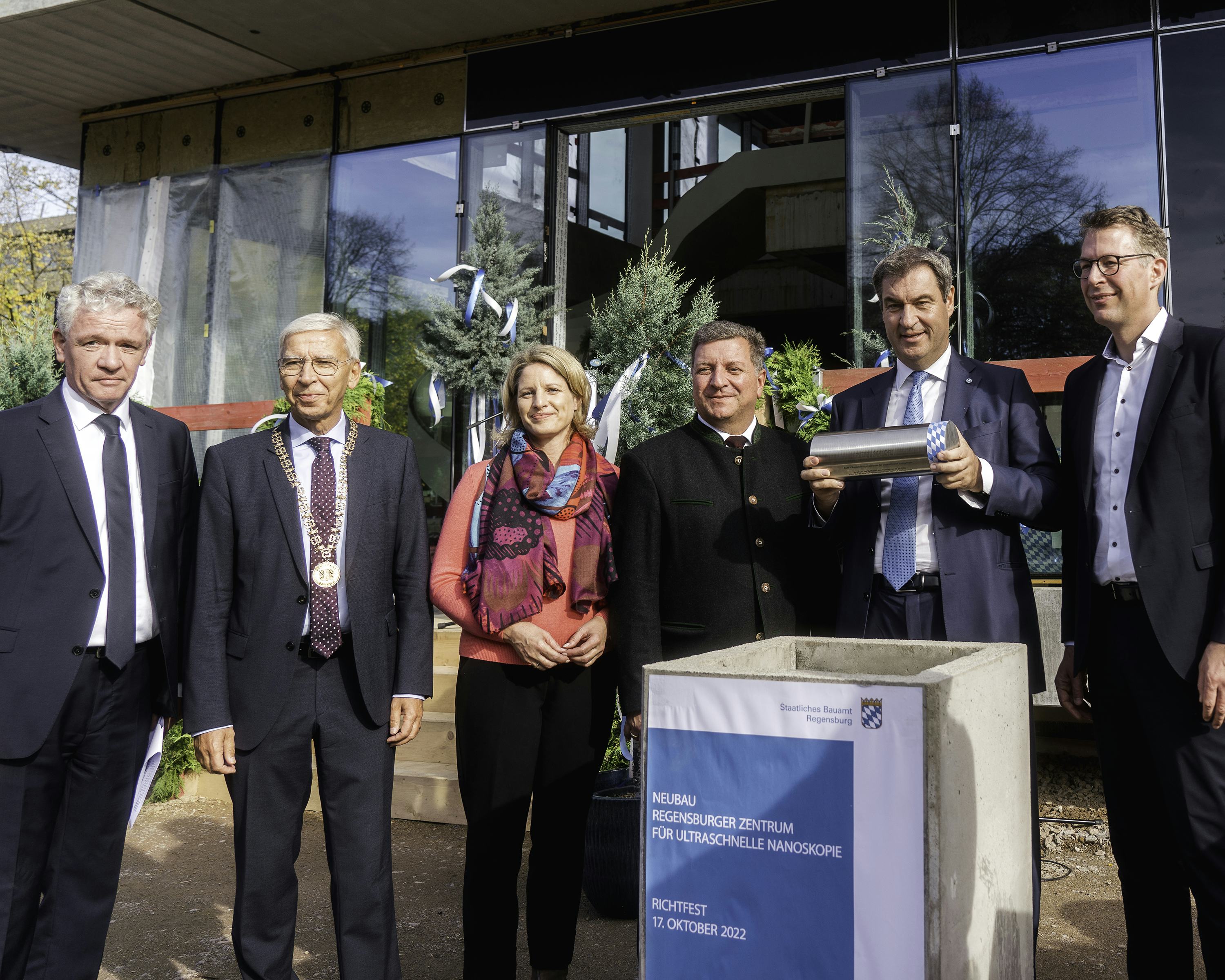 Der bayerische Ministerpräsident Dr. Markus Söder mit den Ehrengästen beim Richtfest für das Regensburger Zentrum für ultraschnelle Nanoskopie