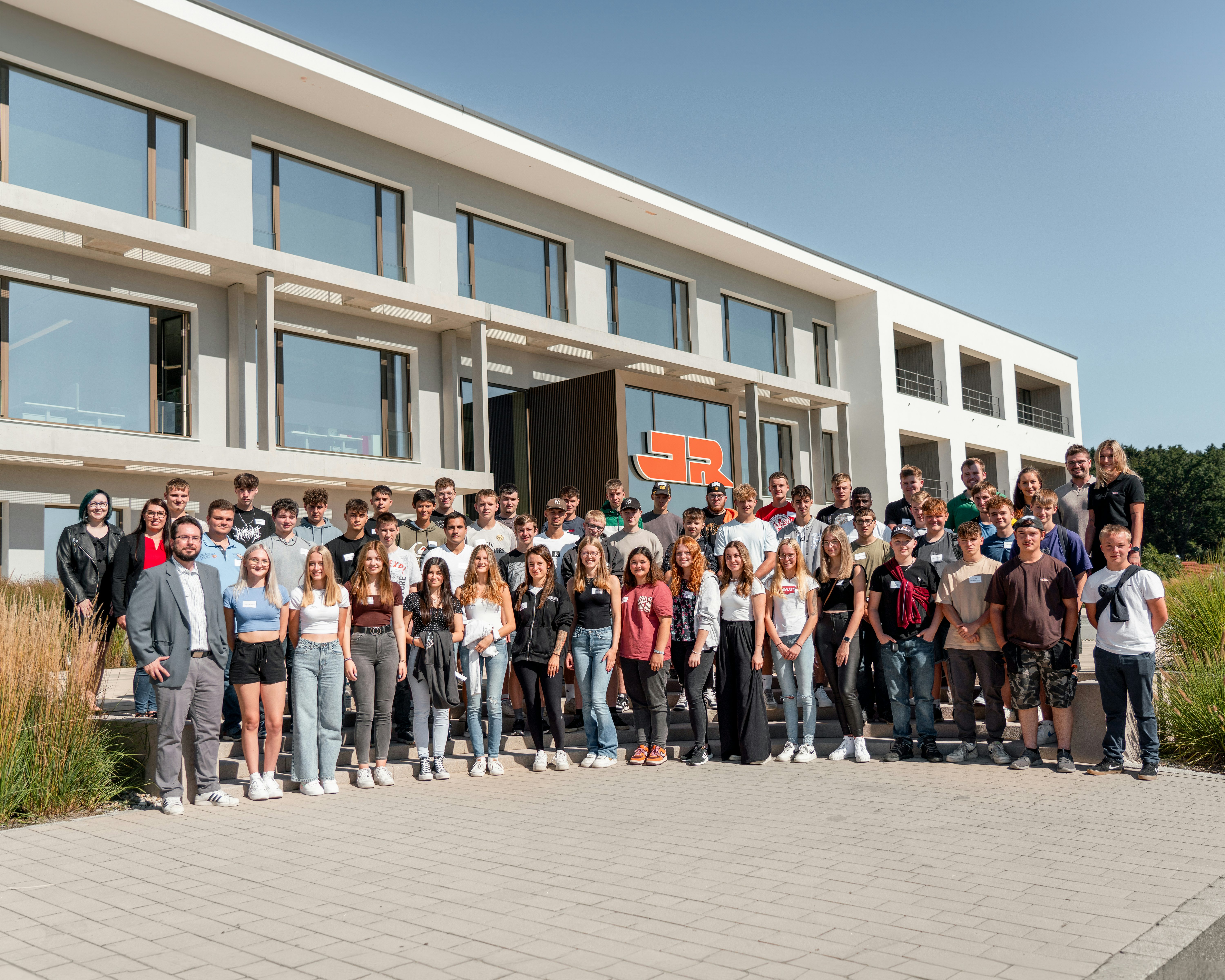 53 neue Azubis versammeln sich vor der Hauptverwaltung in Cham