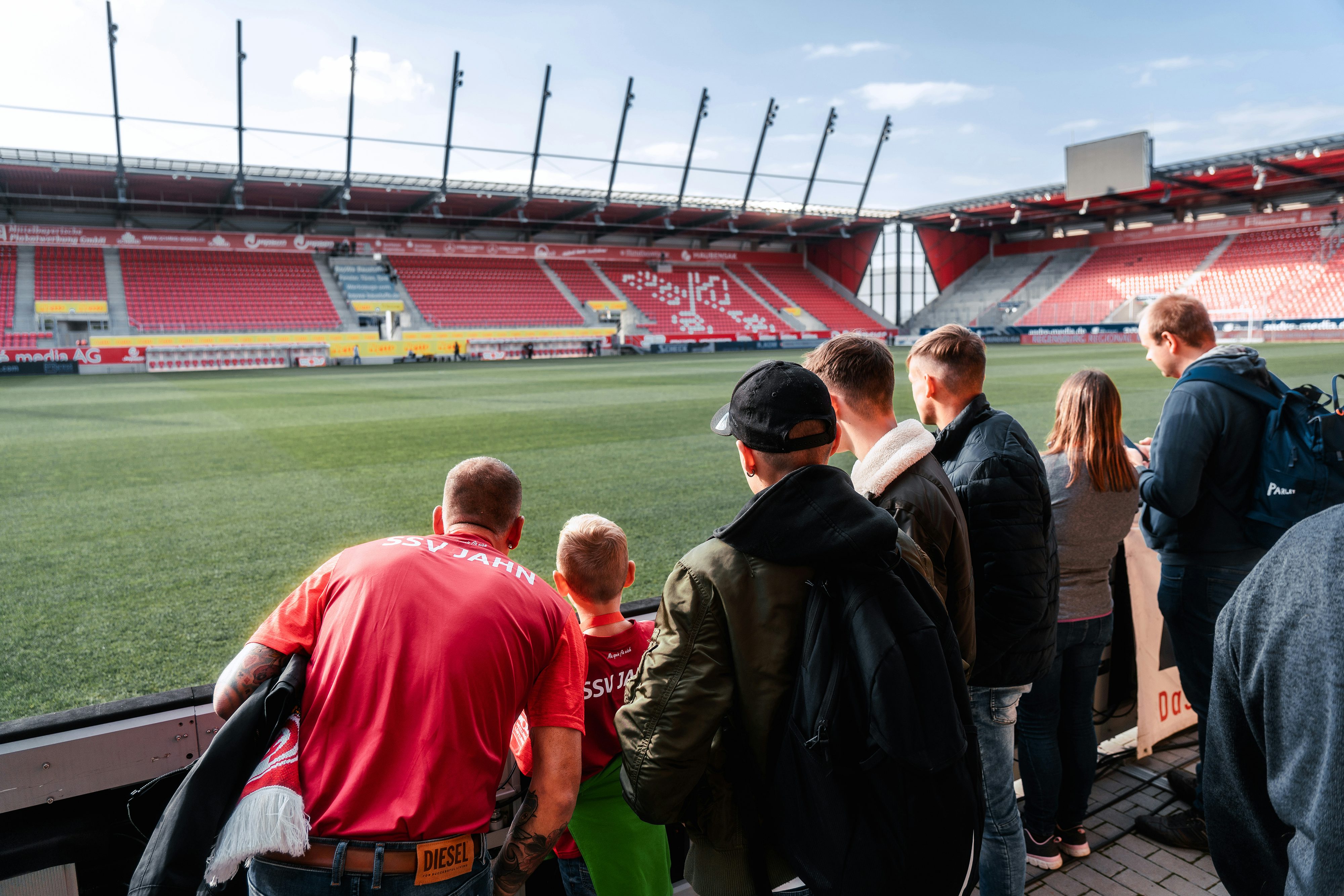 Rädlinger Mitarbeiter besichtigen Spielfeld im Jahnstadion Regensburg