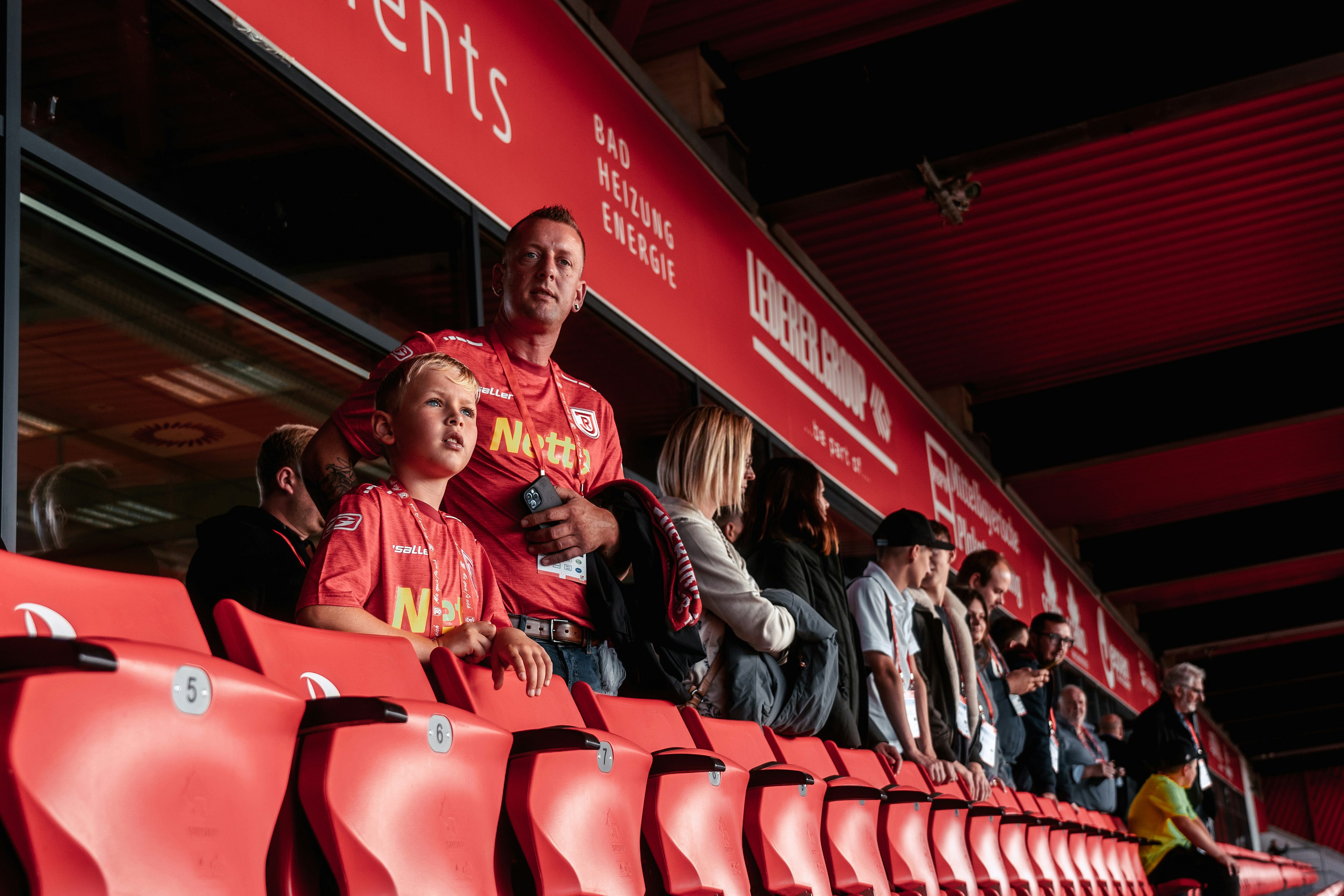 Rädlinger Mitarbeiter auf Tribüne vor Loge im Jahnstadion in Regensburg
