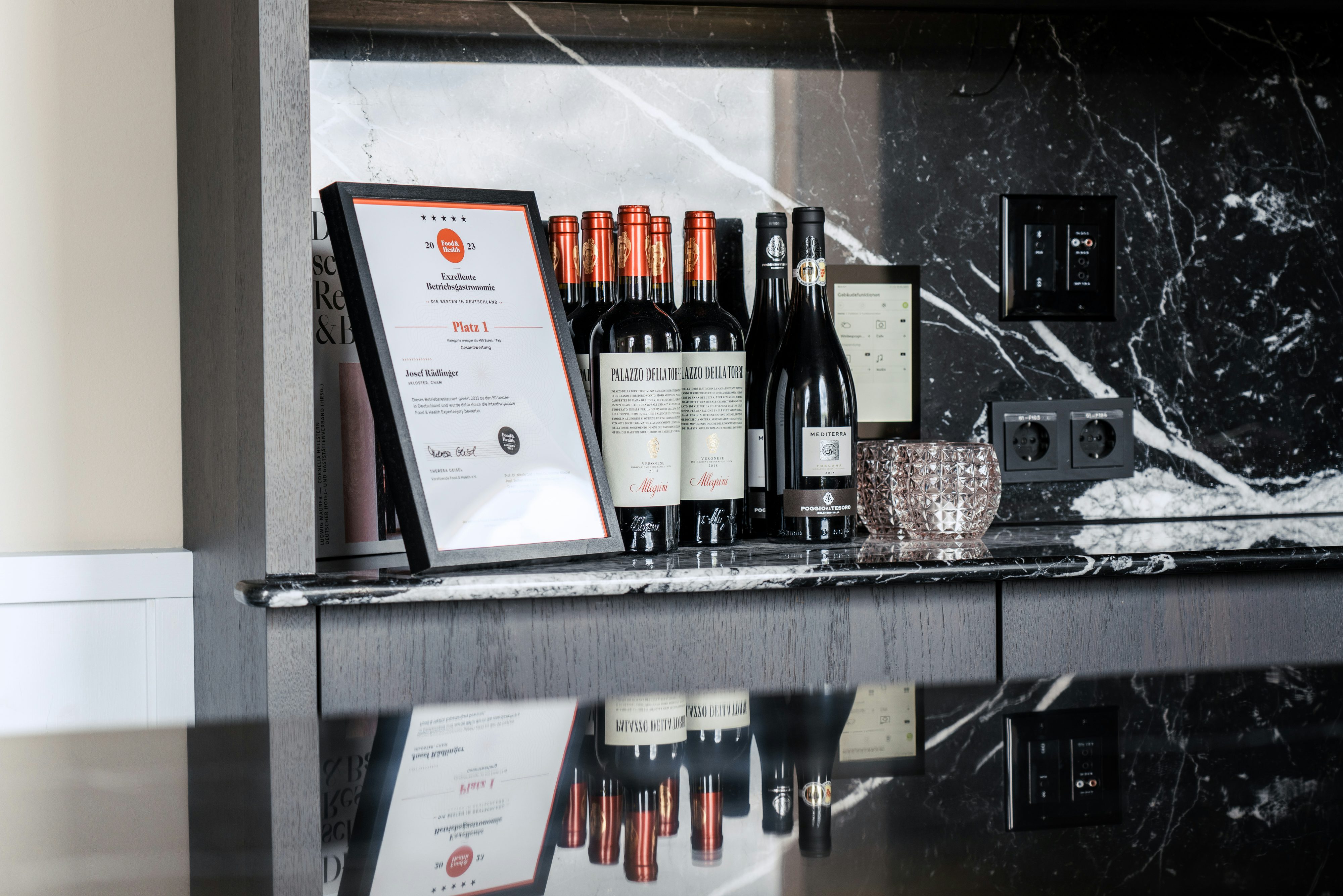 Siegerurkunde des Kantinenkontests steht eingerahmt auf der Theke im Mitarbeiterrestaurant der Josef Rädlinger Unternehmensgruppe