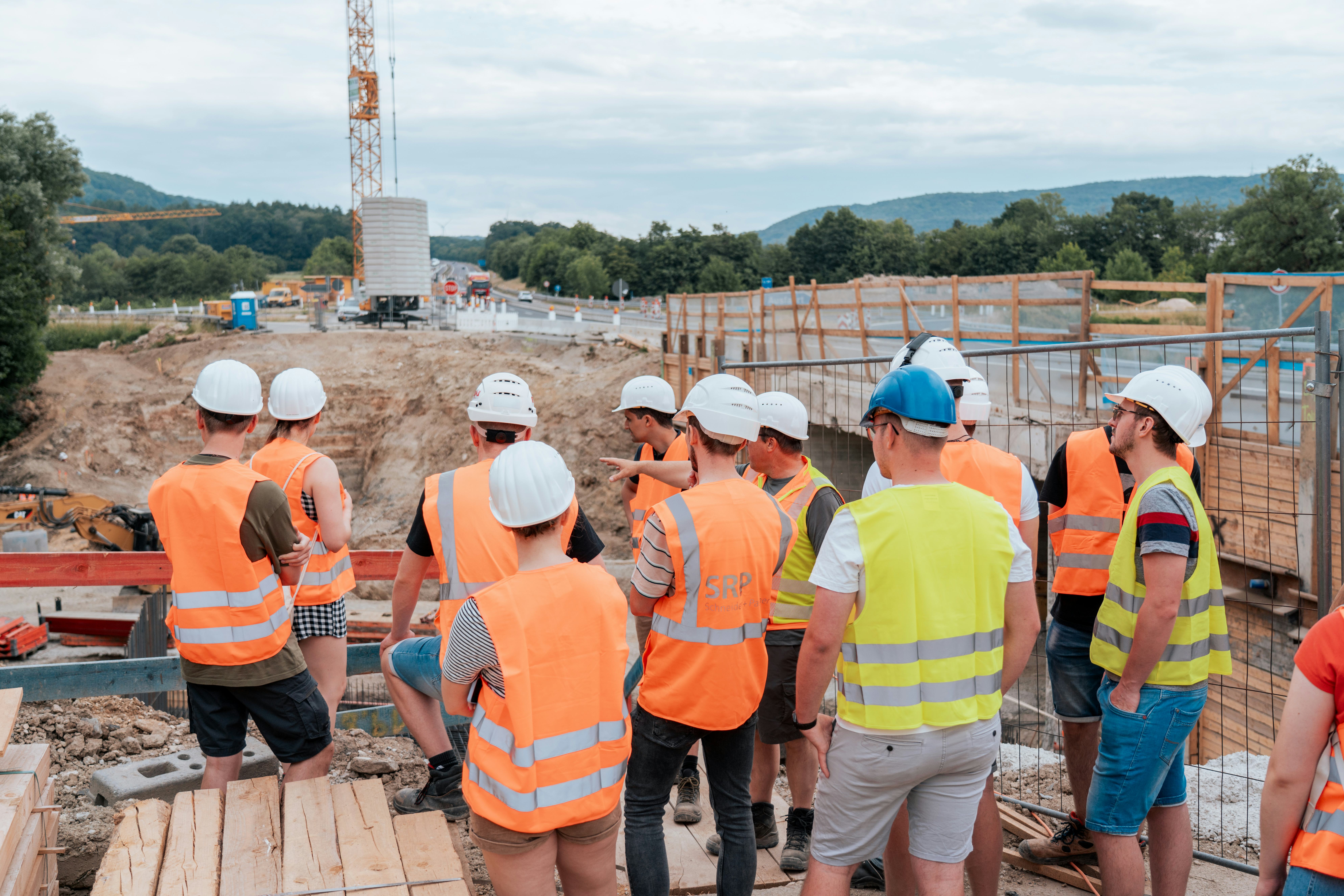 A72 Scheßlitz: Die Gruppe Studierender verschafft sich einen Überblick über die Baustelle