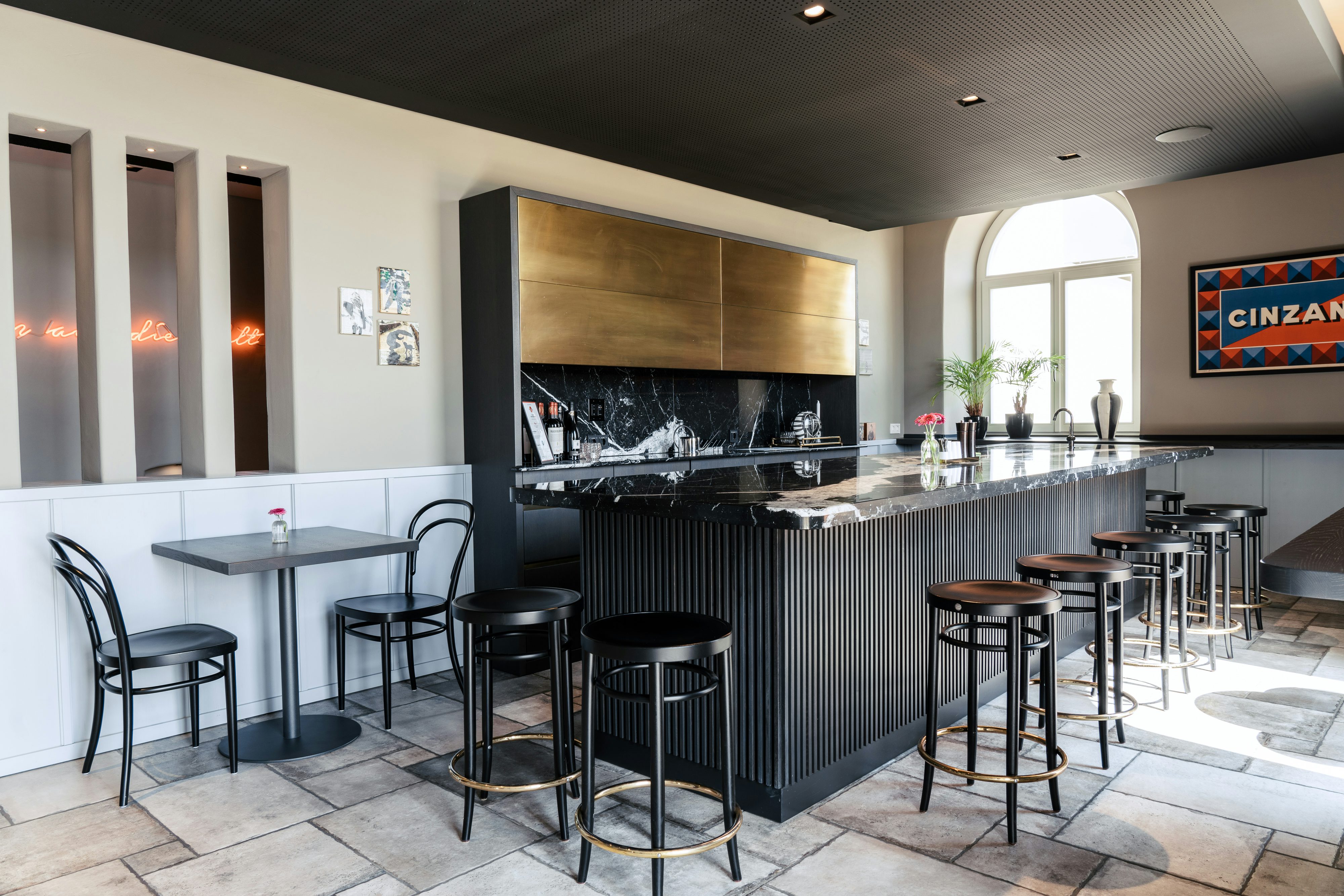 's Kloster von innen: Bistro mit Bar und Barhockern