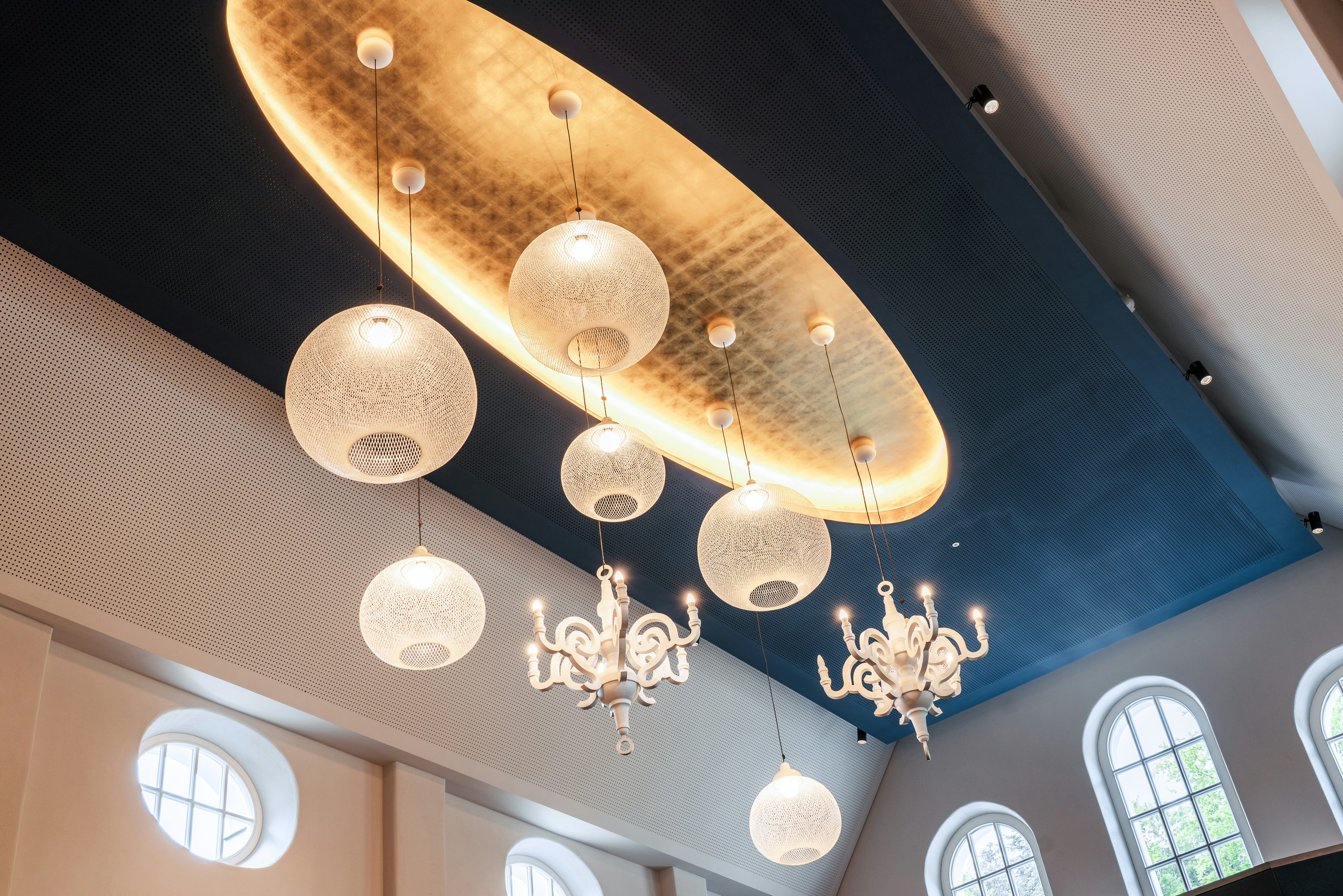 's Kloster von innen: Decke im Speisesaal mit Hängelampen