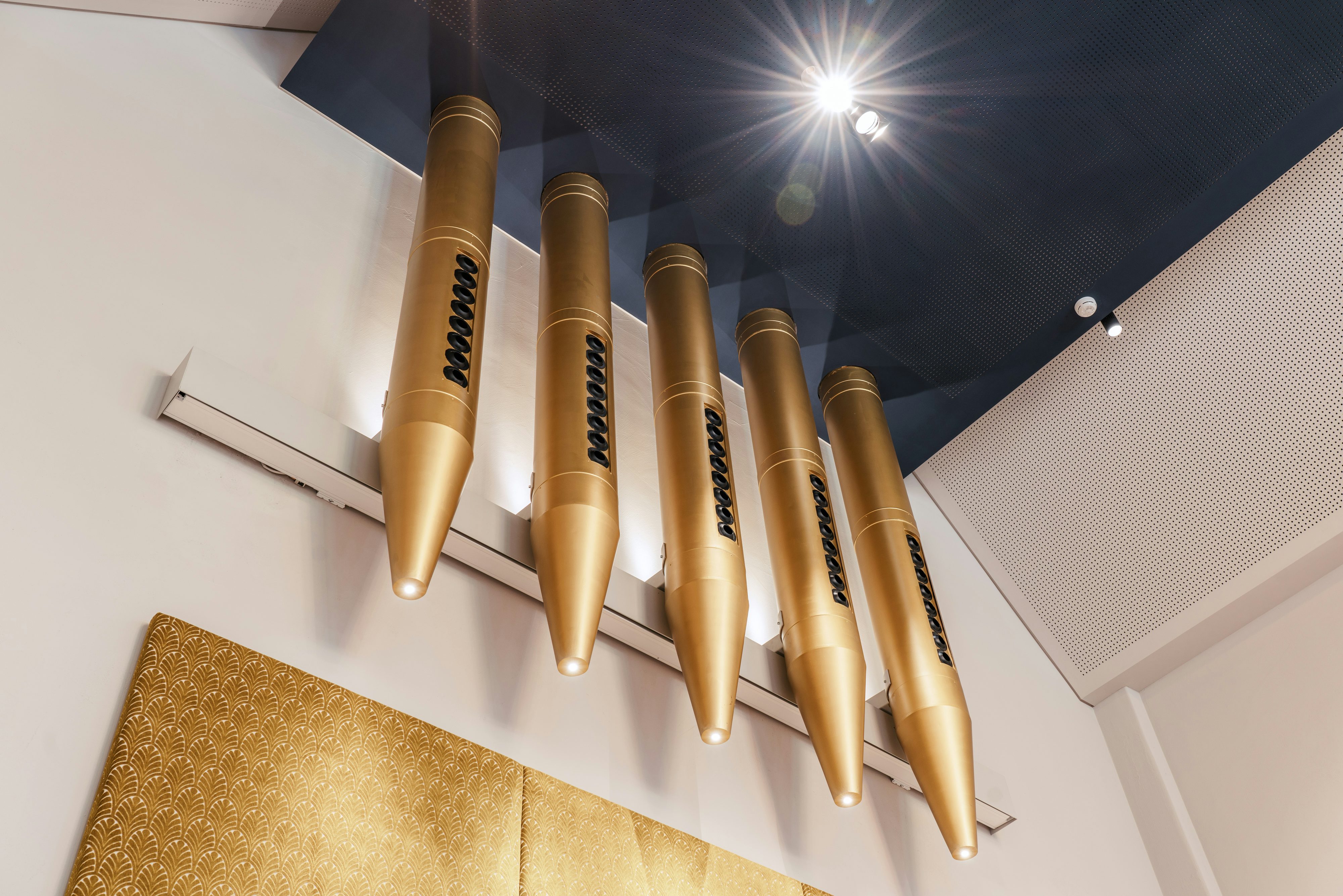 's Kloster von innen: Lüftung an einer Wand im Speisesaal in Form von Orgelpfeilern