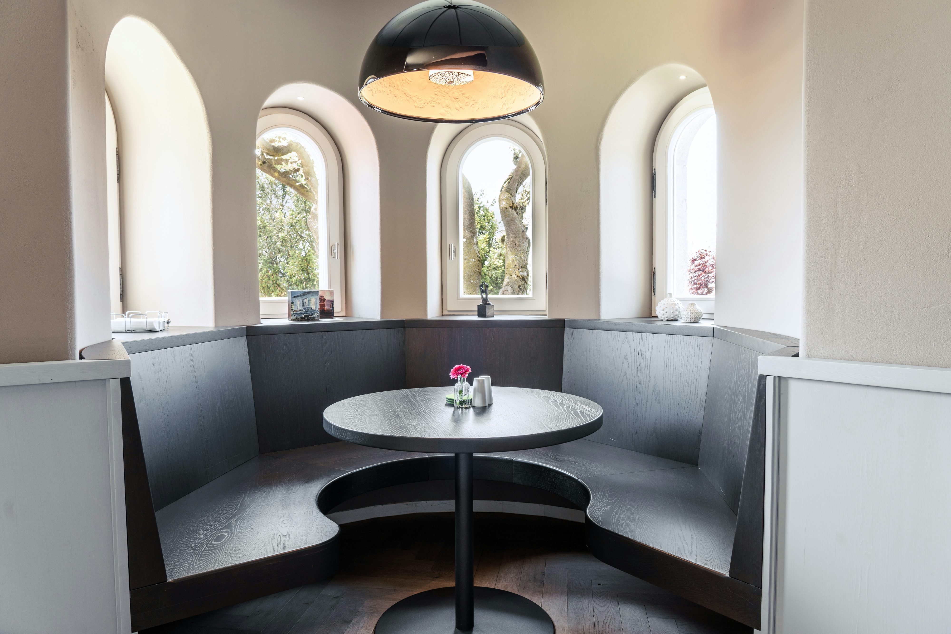 's Kloster von innen: Sitzecke mit Eckbank und Fenstern im Stüberl