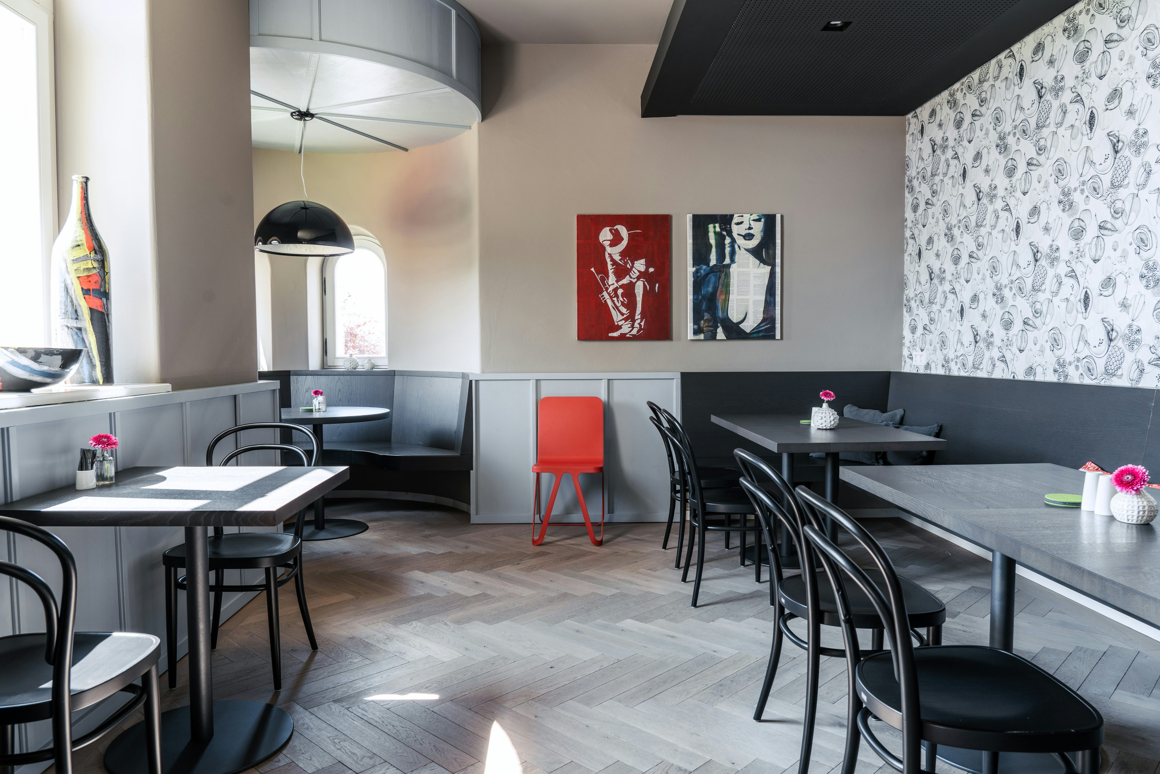 's Kloster von innen: Stüberl mit Tischen und Stühlen