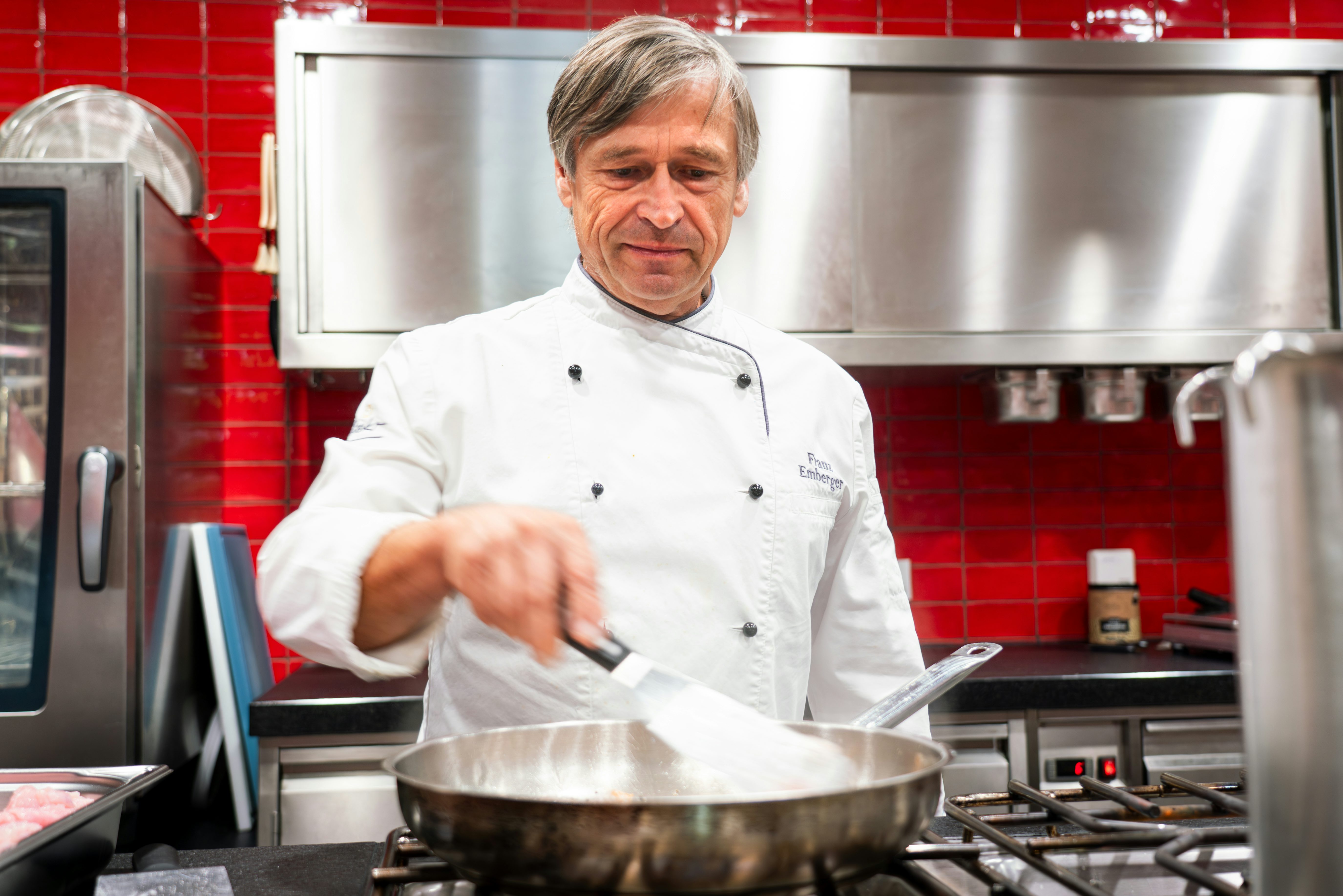 Küchenchef des 's Kloster Franz Emberger beim Kochen