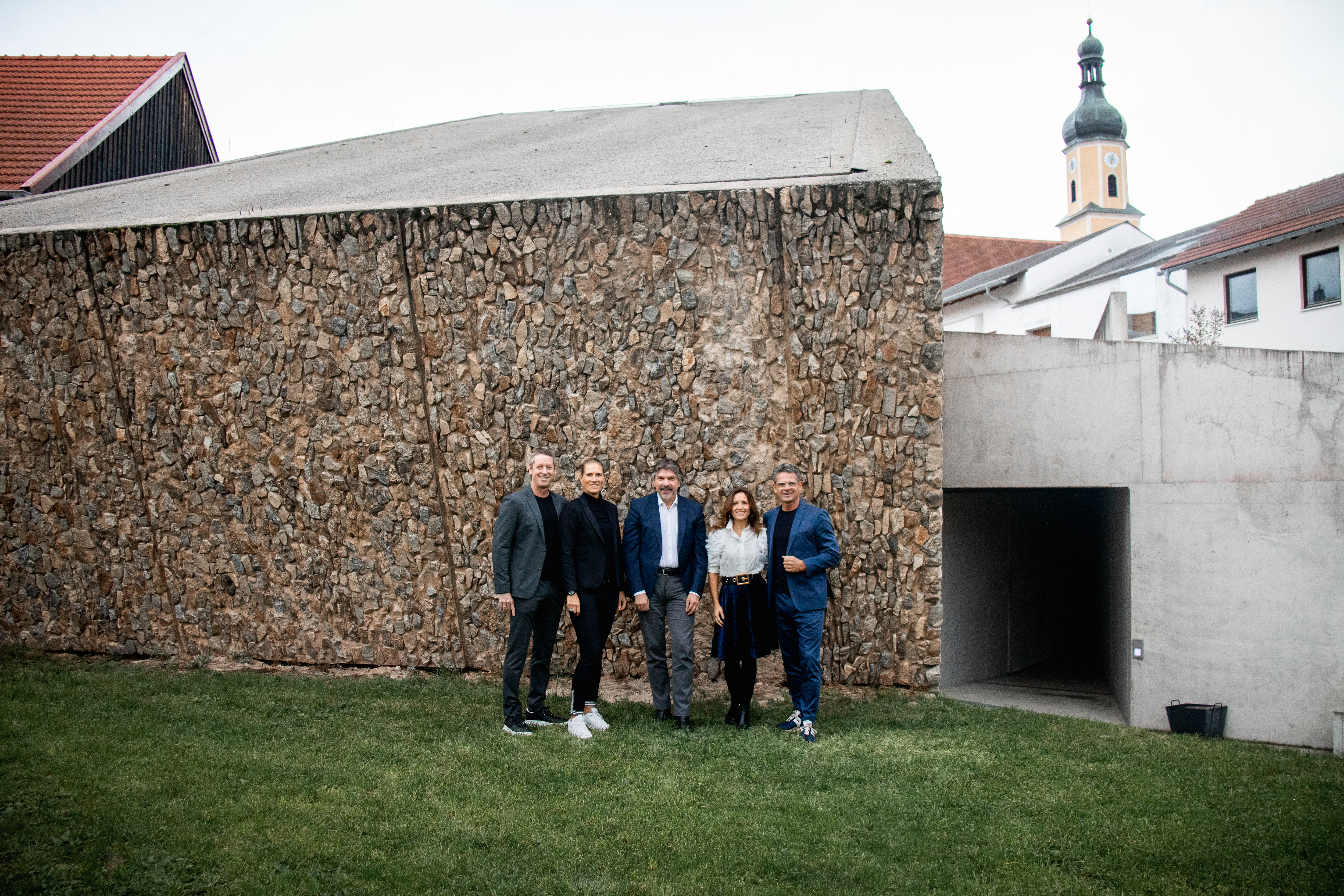 Josef und Petra Rädlinger, Geschäftsführer Rüdiger Altmann und Frau Kathrin mit Konzerthaus-Intendant Professor Thomas E. Bauer vor dem Konzerthaus Blaibach