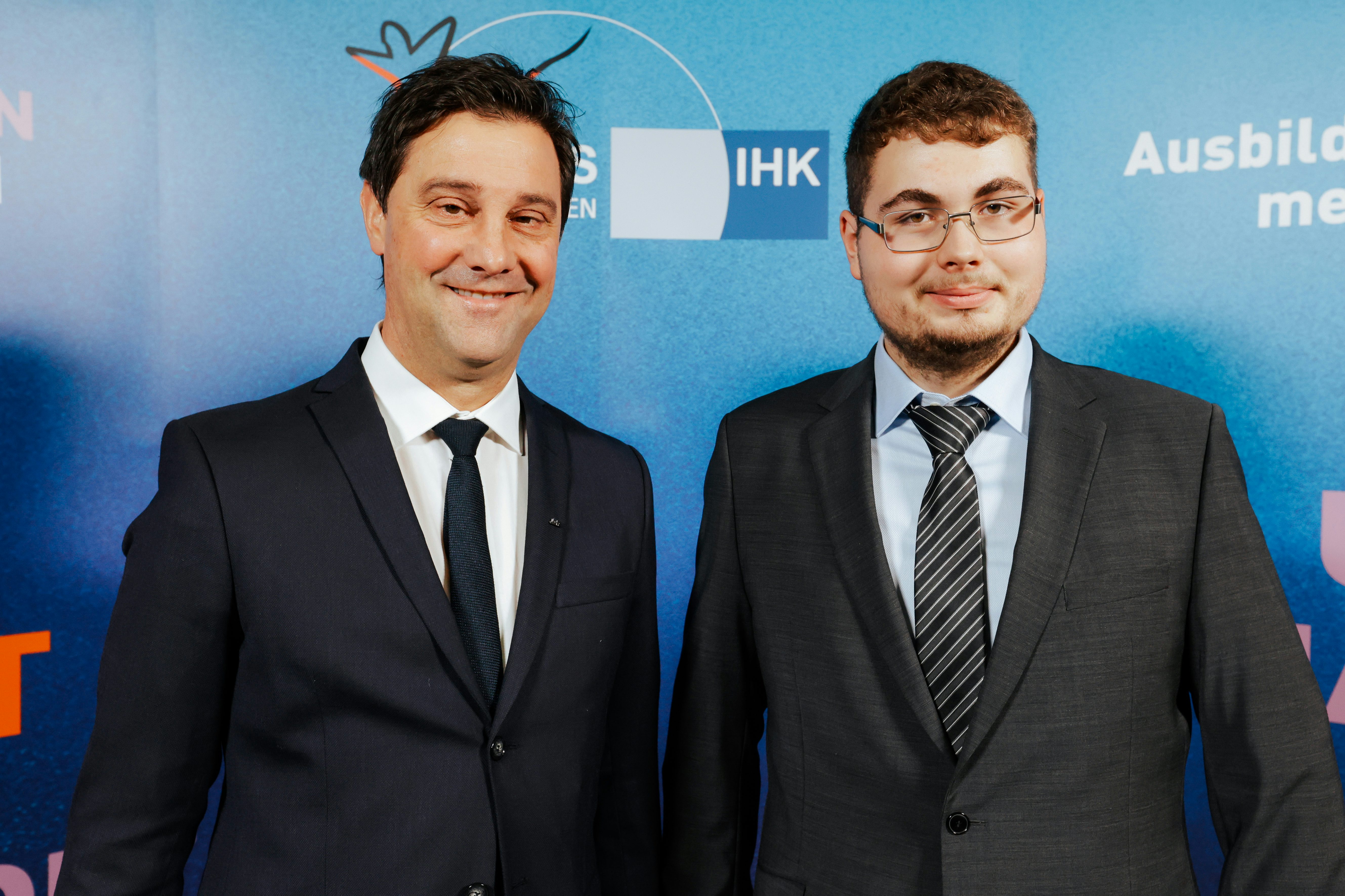 Jonas Freimuth (rechts) und sein Ausbilder Michael Eisenreich bei der Bestenehrung der DIHK in Berlin.