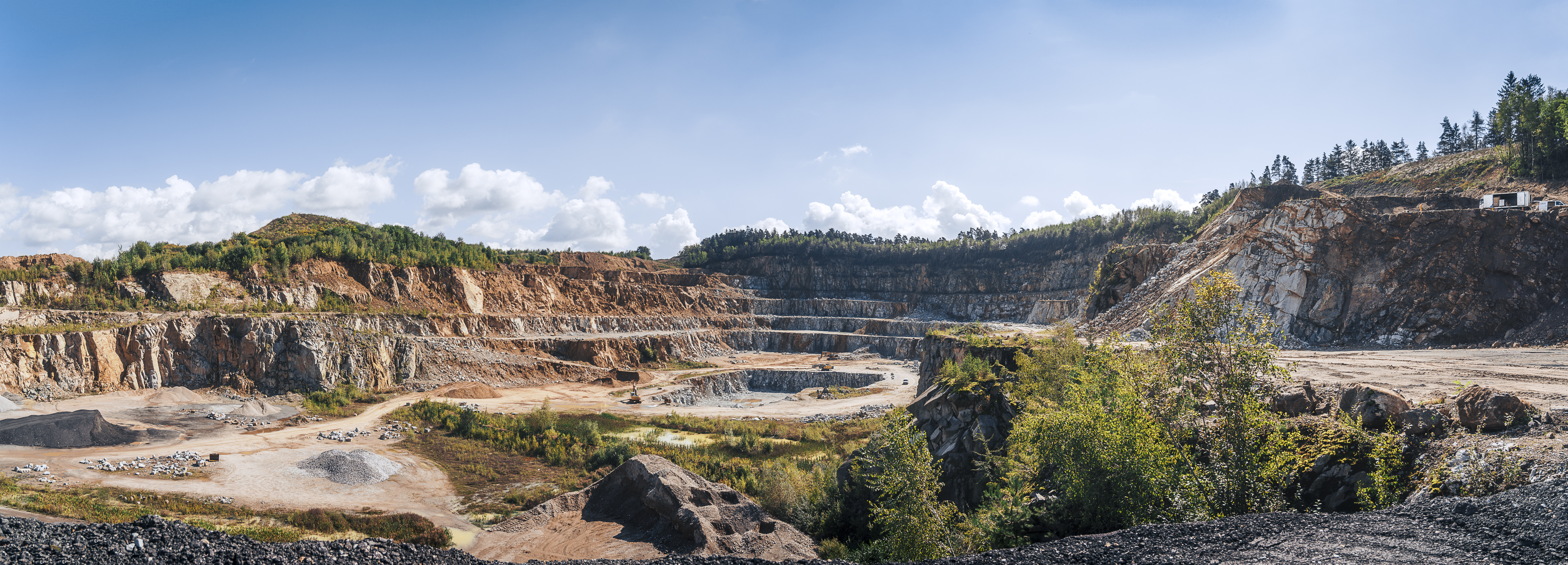 Panoramablick über das Gelände des Steinbruchs Blauberg