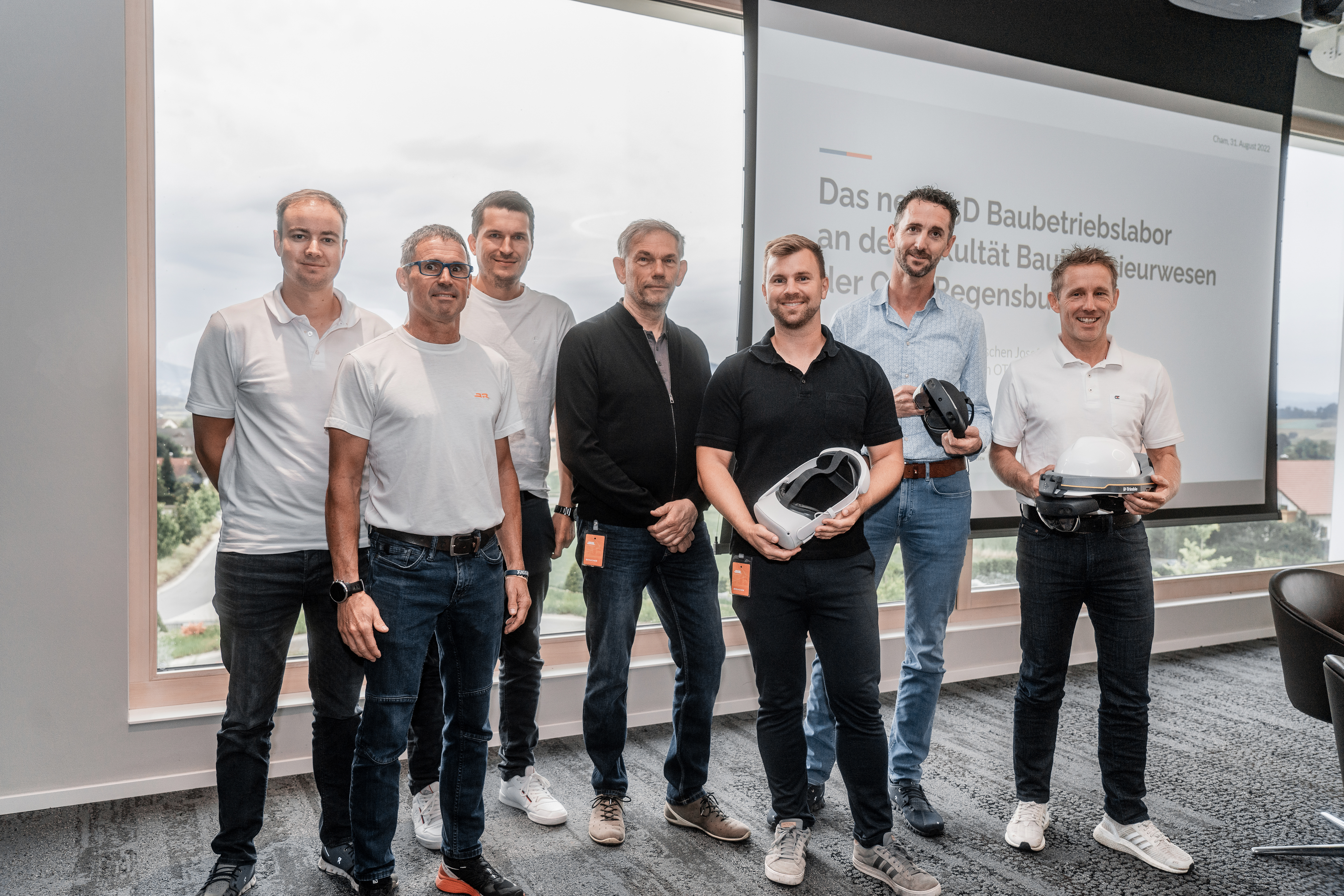 Prof. Dipl.-Ing. Bernhard Denk, Professor für Baubetrieb mit Schwerpunkt Projektmanagement an der OTH Regensburg, und Dipl.-Ing. Sandor Horvath, Leiter des BIM-Labors, (4. und 5. v. l.) kamen für einen fachlichen Austausch in die Rädlinger Hauptverwaltung nach Cham.