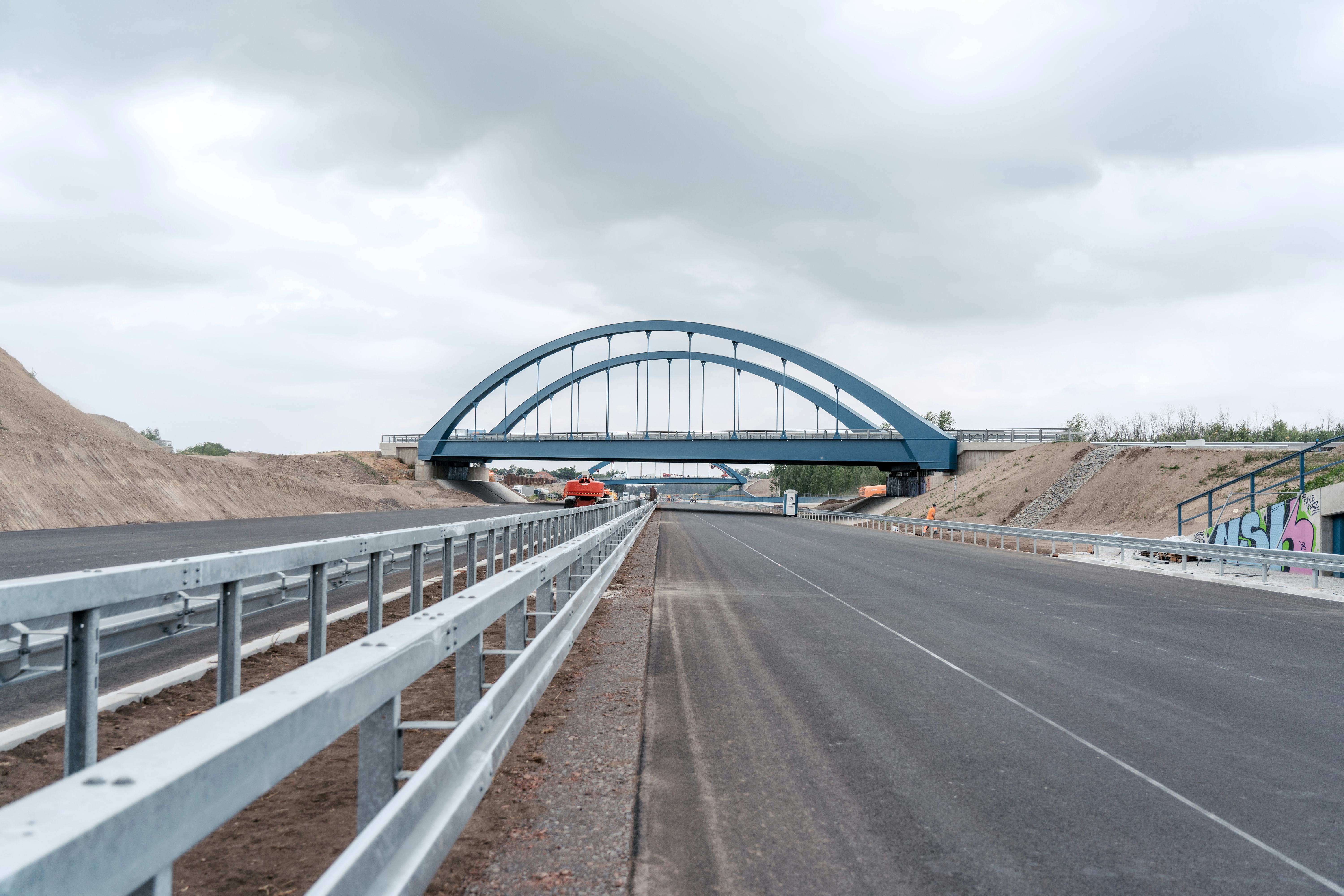 Baustelle A72 Rötha: fertige Spur und Brücke