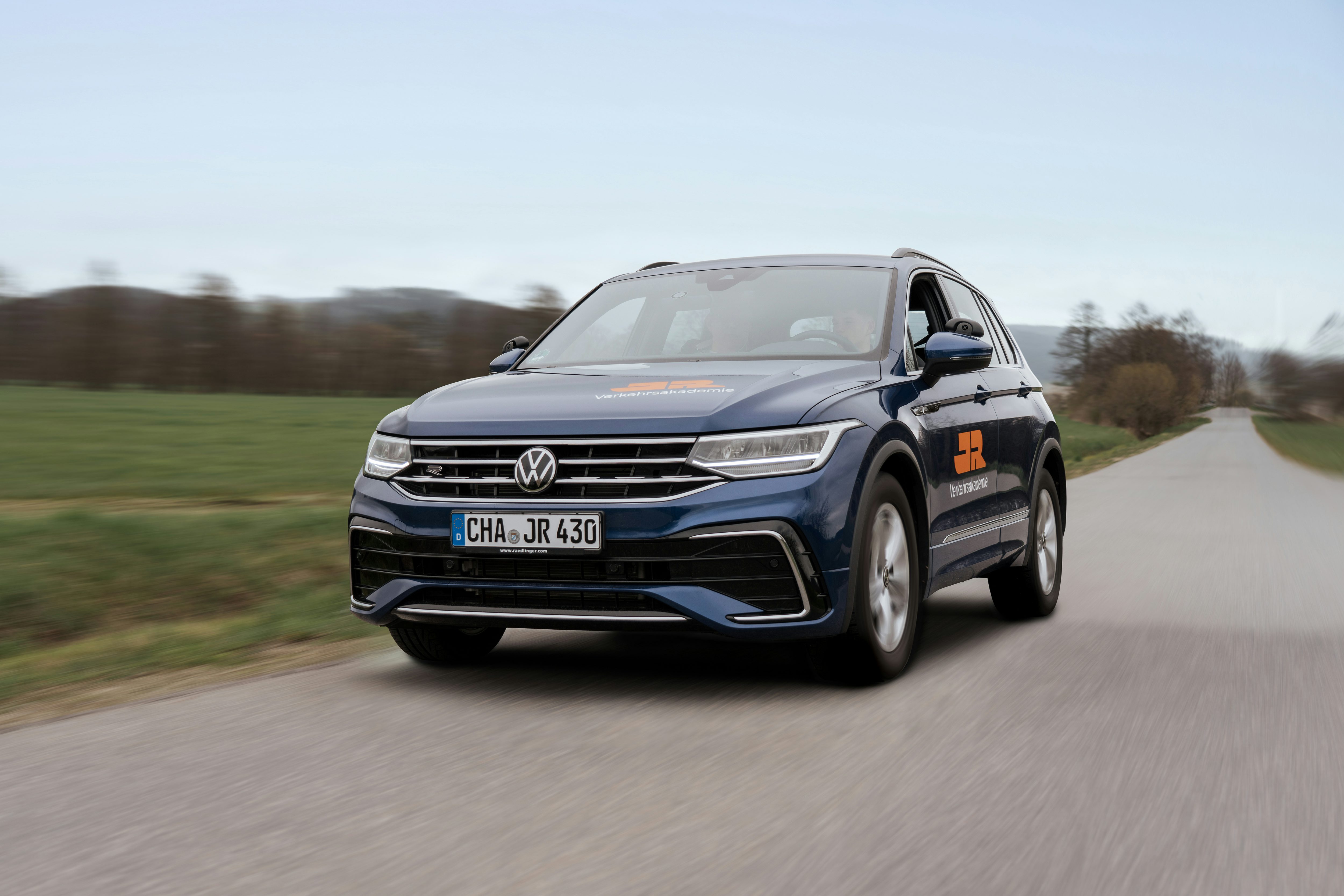 Das Fahrschulauto der JR Verkehrsakademie fährt auf einer Landstraße