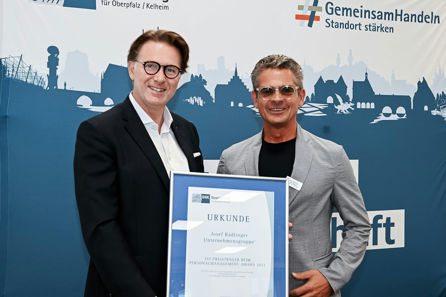 Dr. Jürgen Helmes (links), Hauptgeschäftsführer der IHK Regensburg für Oberpfalz / Kelheim, überreicht Josef Rädlinger den IHK-Personalmanagement-Award 2023