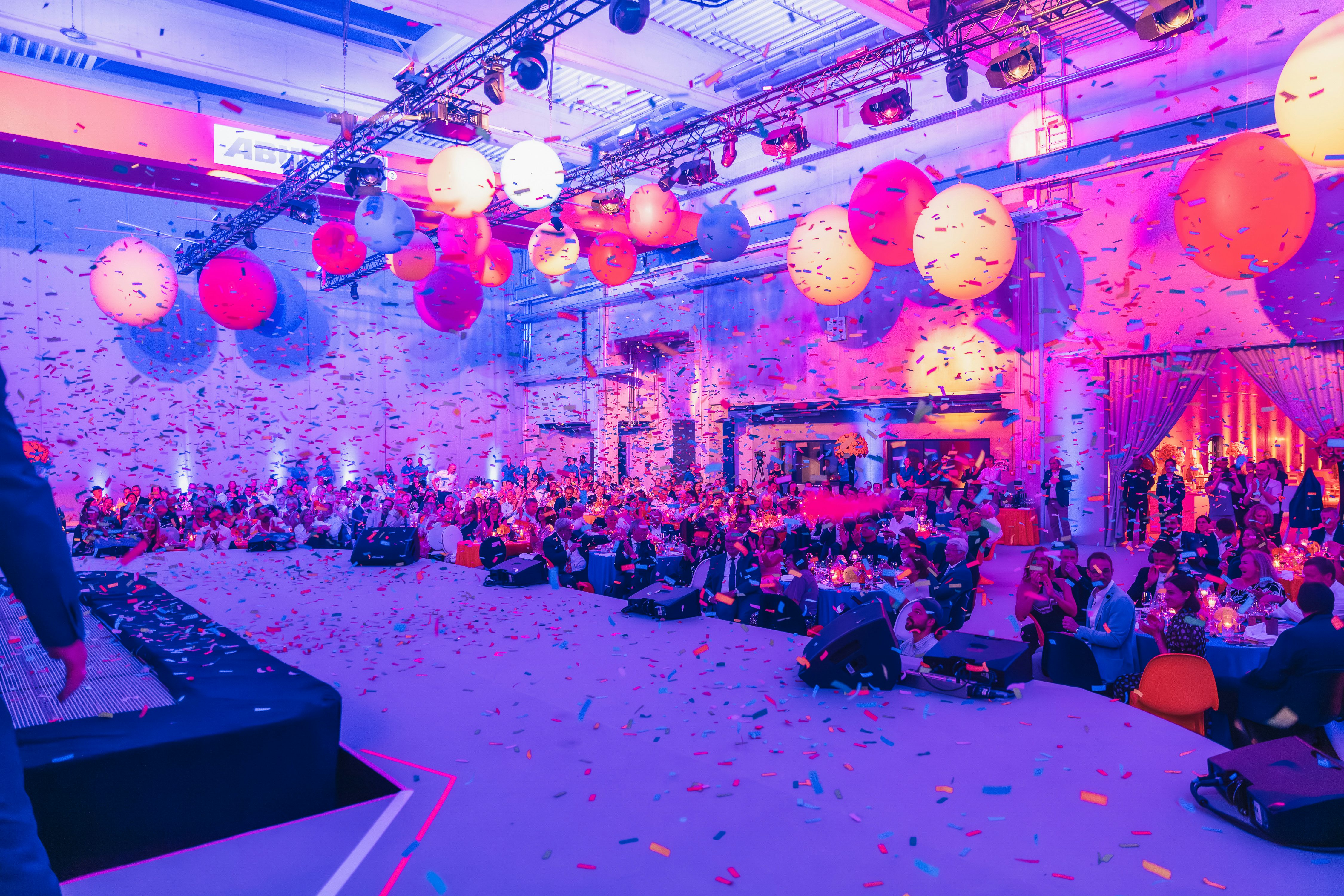 Konfettiregen bei der 60-Jahrfeier