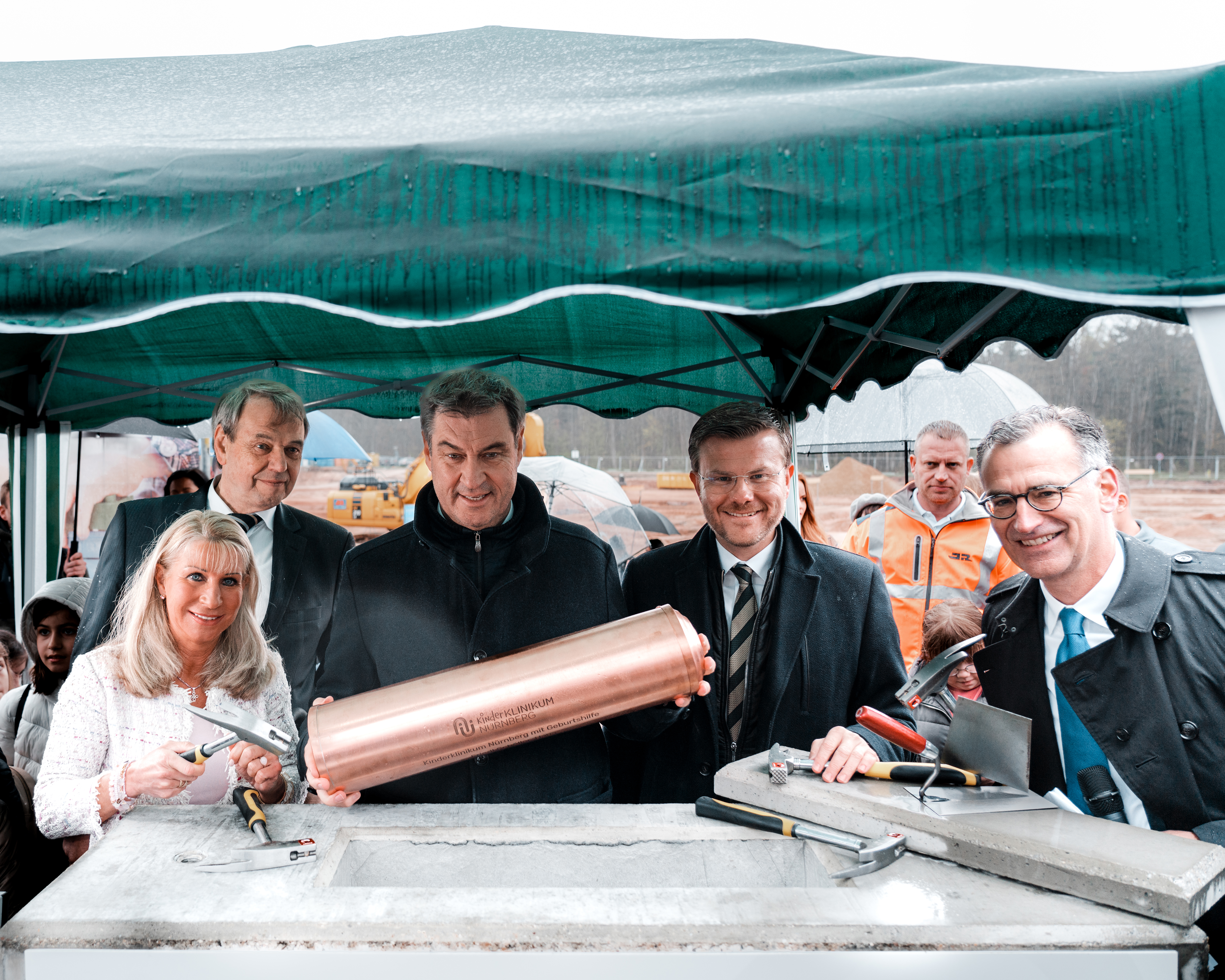 Schirmherrin Karin Baumüller-Söder, Architekt Dr.-Ing. Michael Ludes, Ministerpräsident Markus Söder, Nürnbergs Oberbürgermeister Marcus König  und Klinikums-Vorstand Prof. Dr. Achim Jockwig bei der Grundsteinlegung für das Friedl-Schöller-Haus am Klinikum Nürnberg