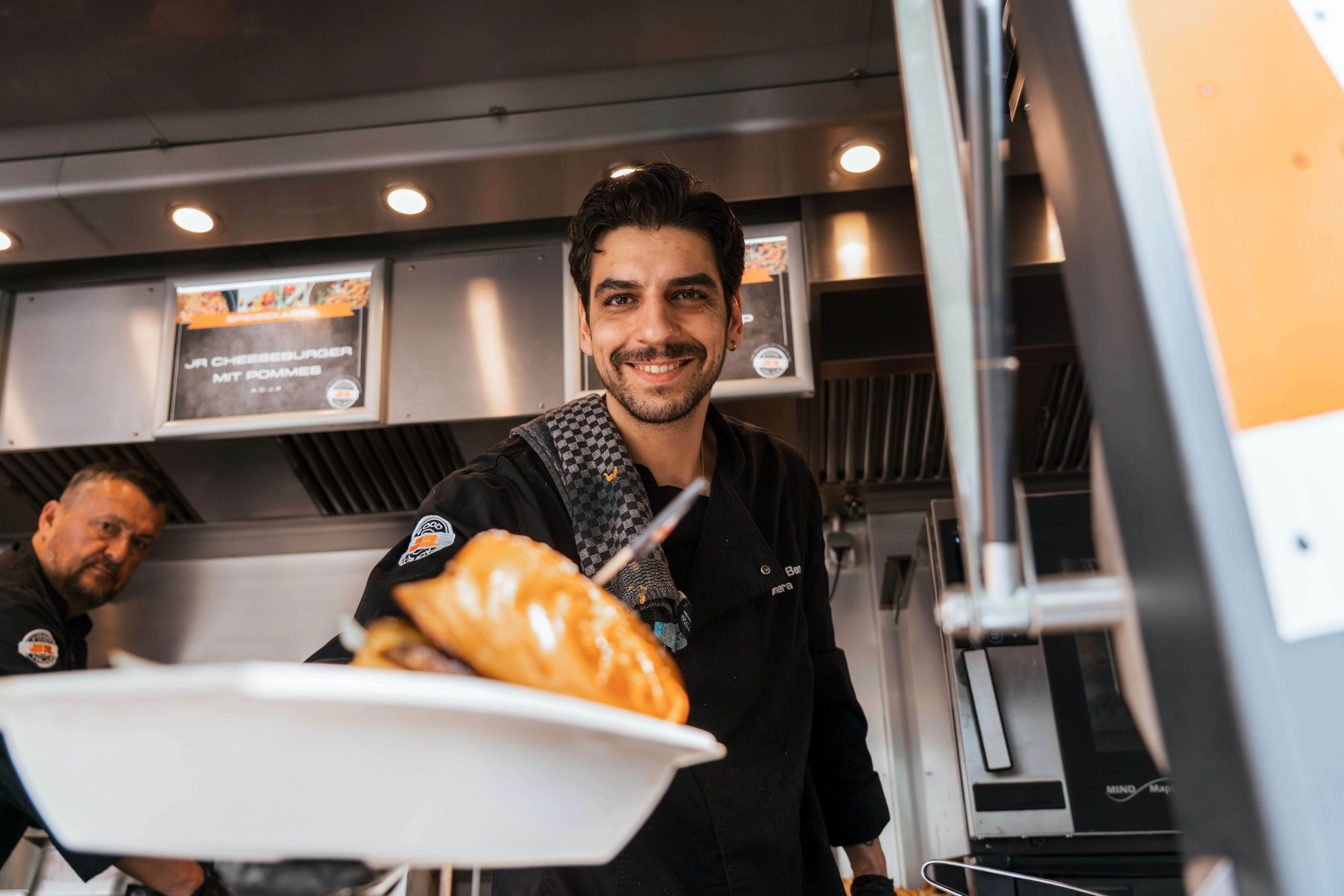 JR Foodtruck: Koch bei der Essensausgabe