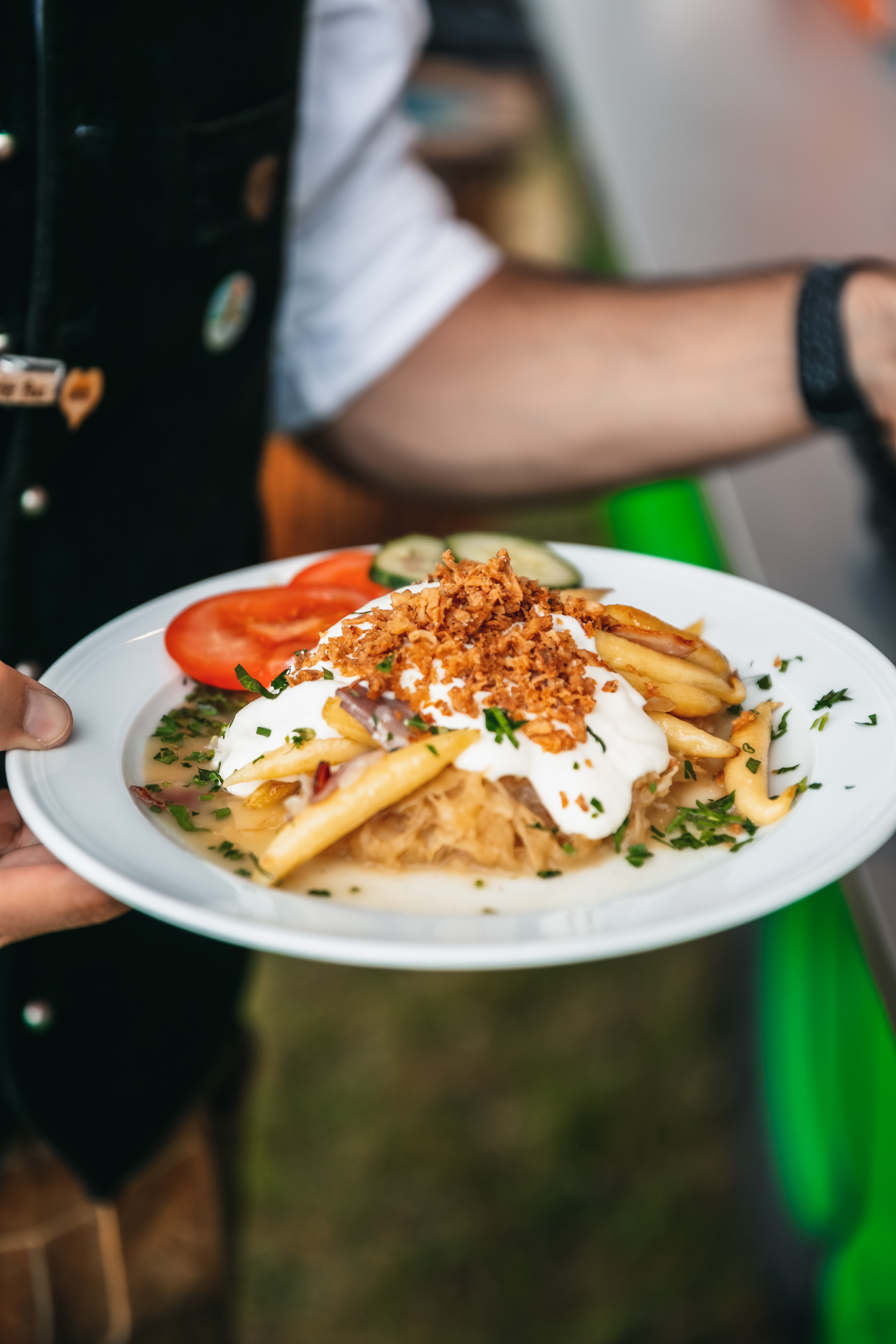 JR Foodtruck: Schupfnudeln mit Sauerkraut, Sour Cream, Röstzwiebeln und Gemüse auf einem Teller