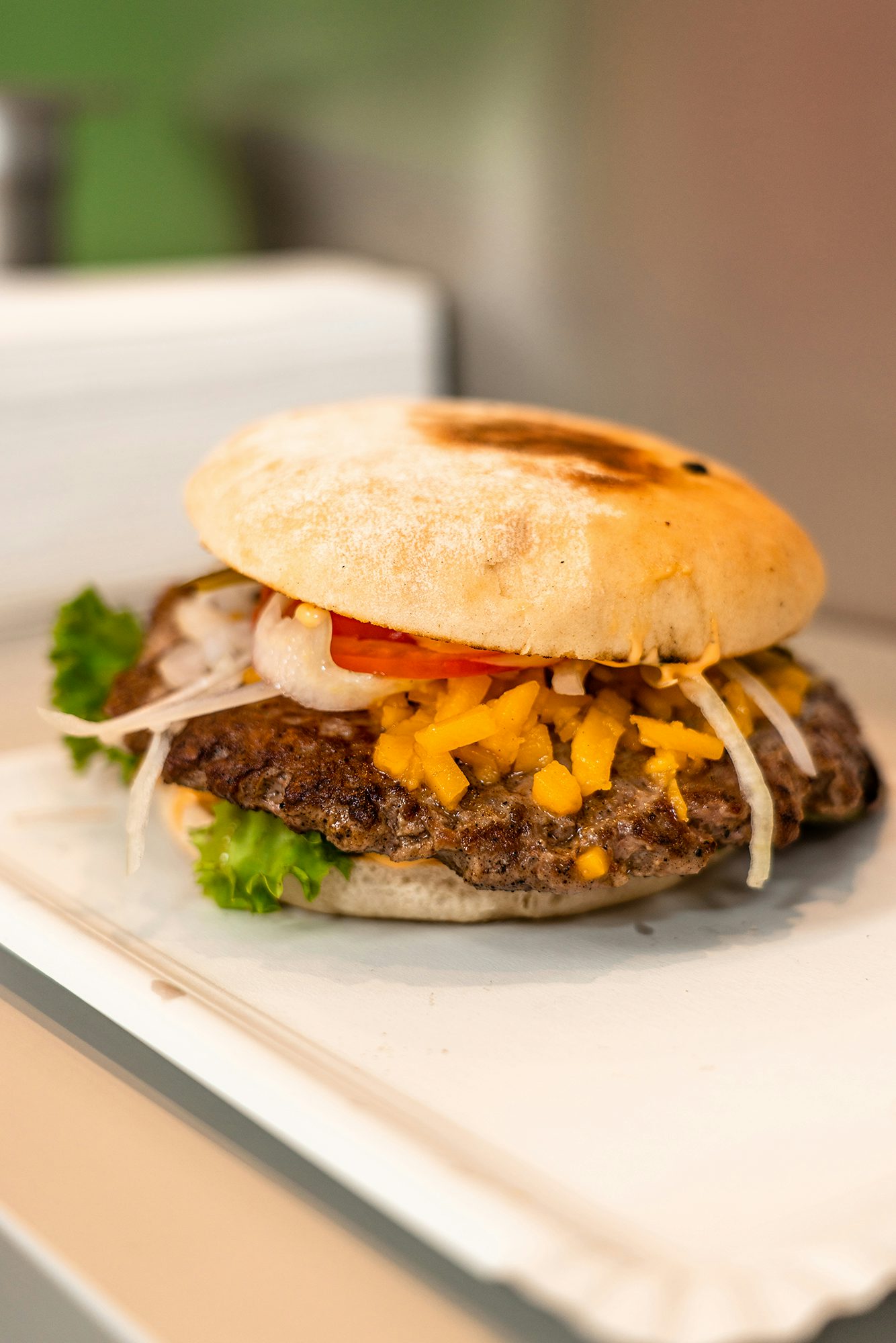 Burger mit Hackfleisch-Patty, Salat, Zwiebeln, Tomaten und Käse