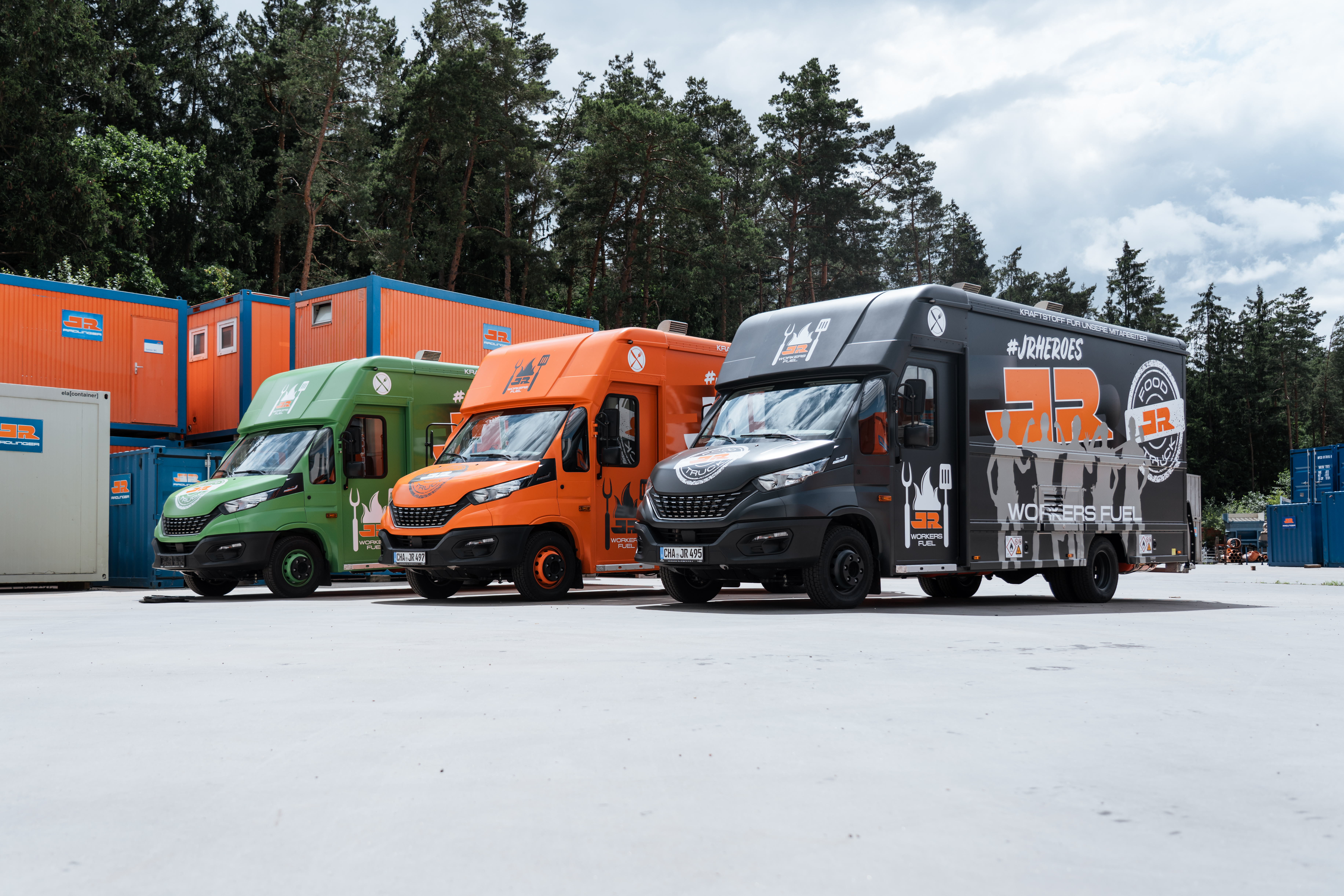 Die drei JR Foodtrucks sind in einer Reihe aufgestellt