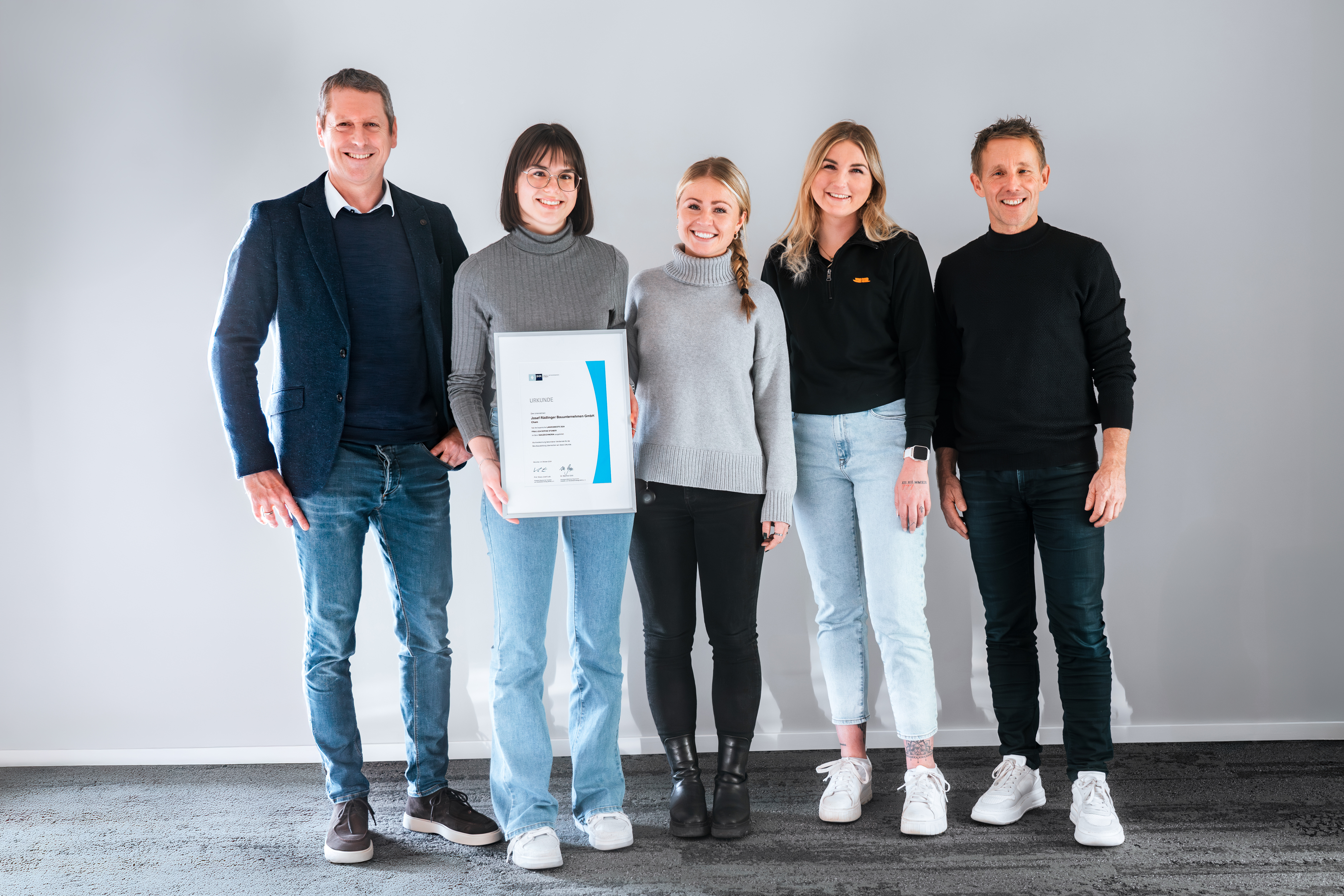 Lea Stoiber erhält ihre IHK Auszeichnung als beste Bauzeichnerin Bayerns