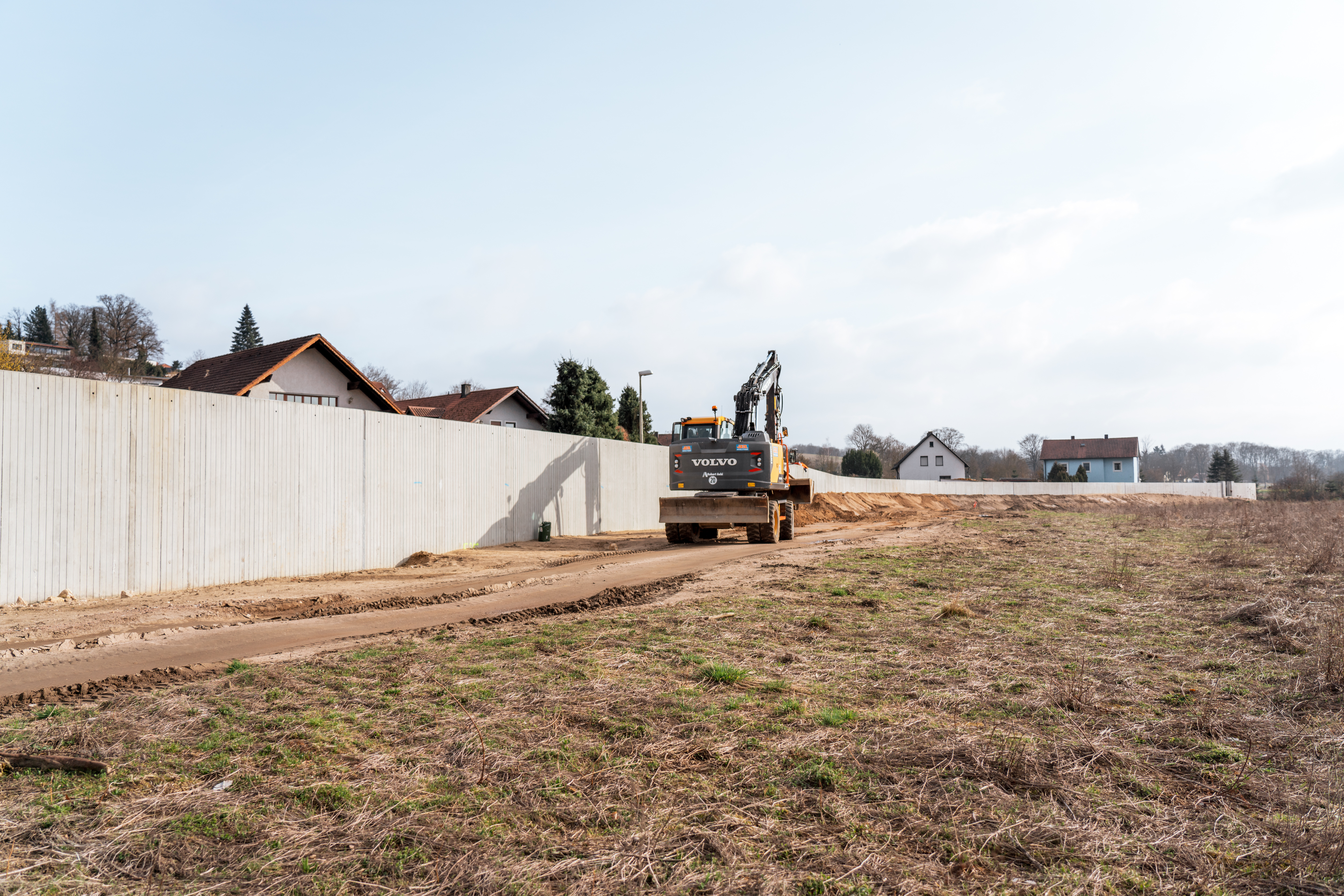 Die Hochwasserschutzwand hat eine Länge von 800 Metern