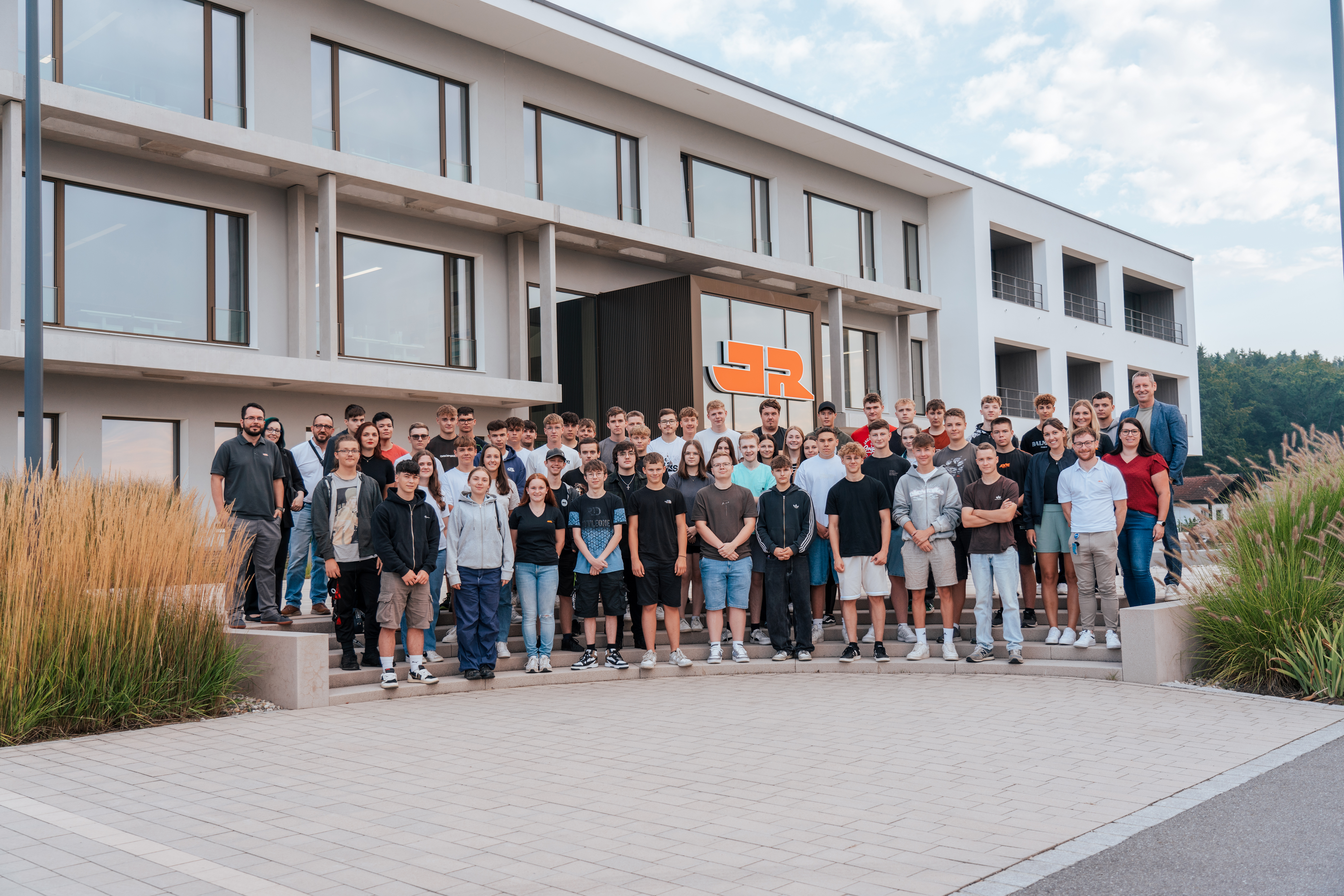 Ausbildungsstart 2024 bei JR: Gruppenfoto der 54 neuen Auszubildenden