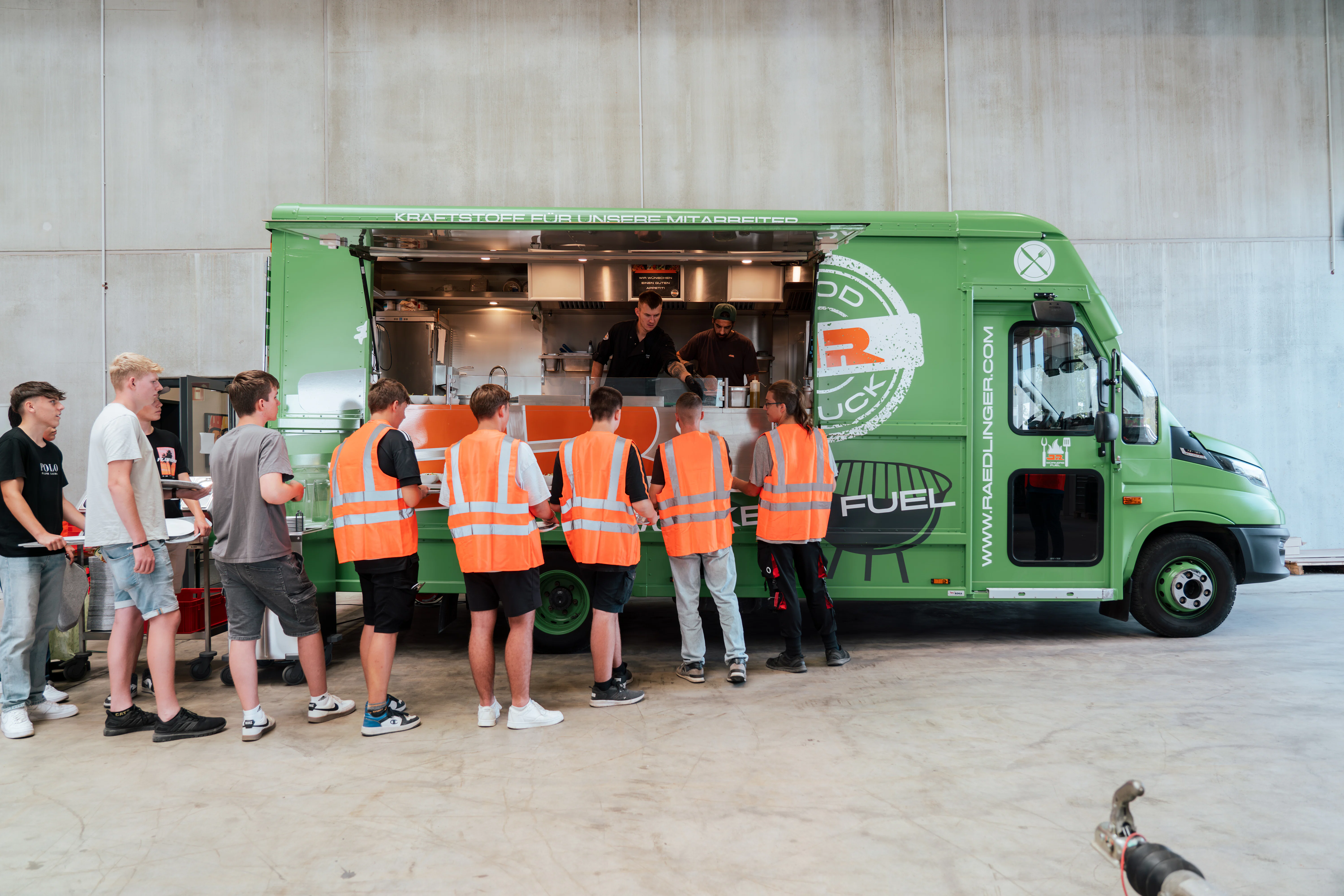 Azubi-Tage 2024: gemeinsames Mittagessen beim JR Foodtruck