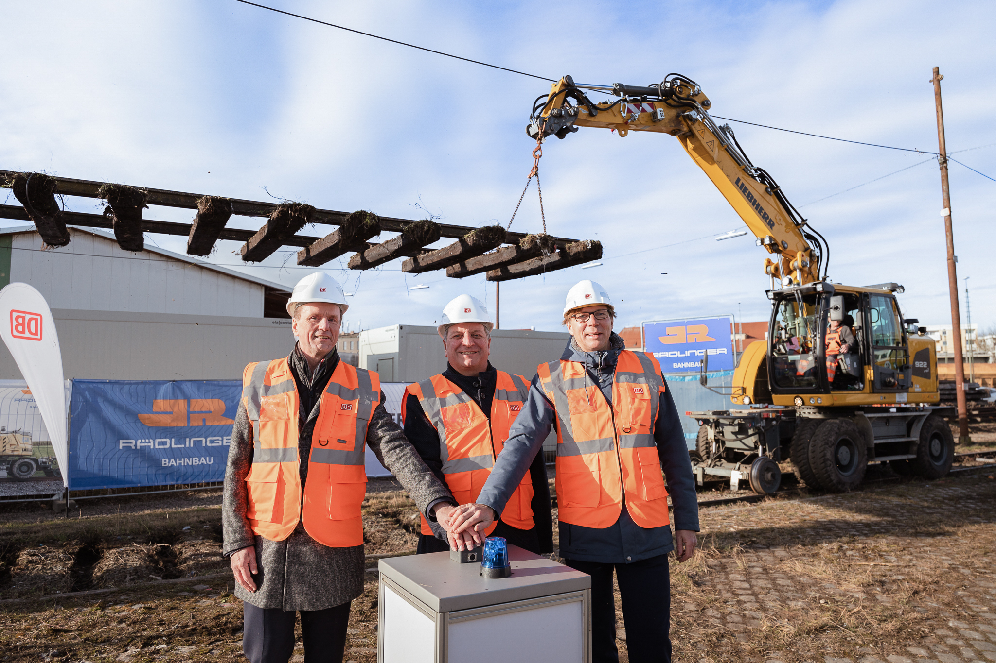 v.l.n.r.: Klaus-Dieter Josel (Konzernbevollmächtigter der DB in Bayern), Christian Bernreiter (Bayerischer Staatsminister für Wohnen, Bau und Verkehr), Kai Kruschinski-Wüst (Gesamtprojektleiter 2. Stammstrecke) geben das Startsignal für die neue Autoreisezuganlage. (© DB/ Thomas Kiewning)